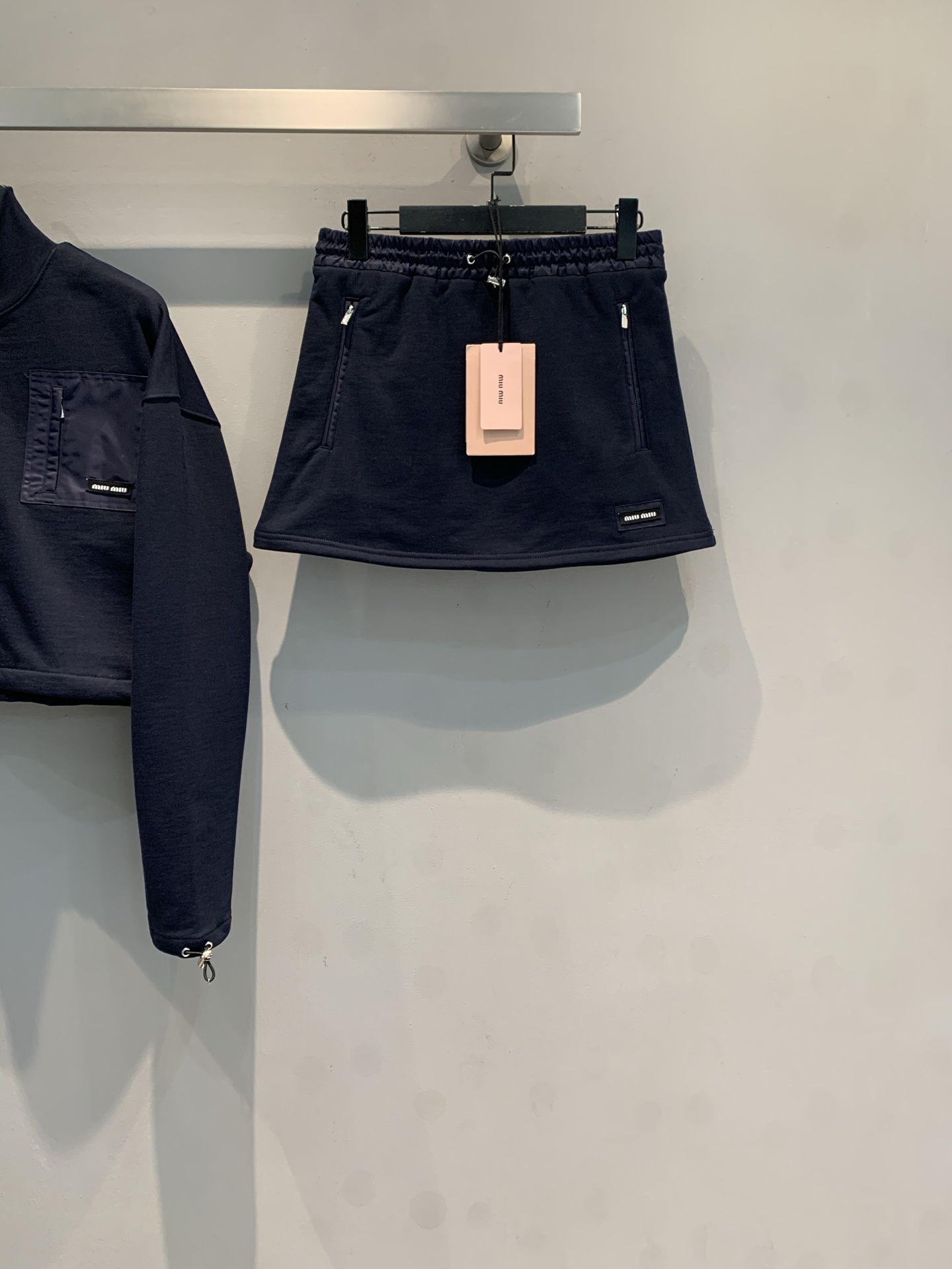 NO:625641,The new model is shipped. MMiumi* 2025 new autumn and winter new college style fashionable and versatile polar fleece skirt, navy blue is super classic, soft and comfortable, very suitable for autumn and winter! A-line version + drawstring design, modified body shape and easy to adjust, can be easily used in daily casual or college style. Front zipper pocket  , practical and design, the logo embroidery on the skirt shows the brand identity in a low-key manner. Pair it with a sweatshirt or sweater of the same series, and it will be full of fashion. Size SML, miumiu, hoodie, sweatshirts, skirts, alexander  wang19860909新款出货啦MMiumi*2025秋冬新款学院风时髦百搭摇粒绒半身裙,藏蓝色超经典,柔软舒适,秋冬穿超合适!A字版型+抽绳设计,修饰身形又方便调节,日常休闲或学院风都能轻松驾驭计.正面拉链口袋,实用又有设计感,裙摆logo刺绣低调展现品牌身份.搭配同系列卫衣或针织衫,时髦感直接拉满.码数SML,,miumiu,hoodie,sweatshirts,skirts,alexander wang,Women's clothing