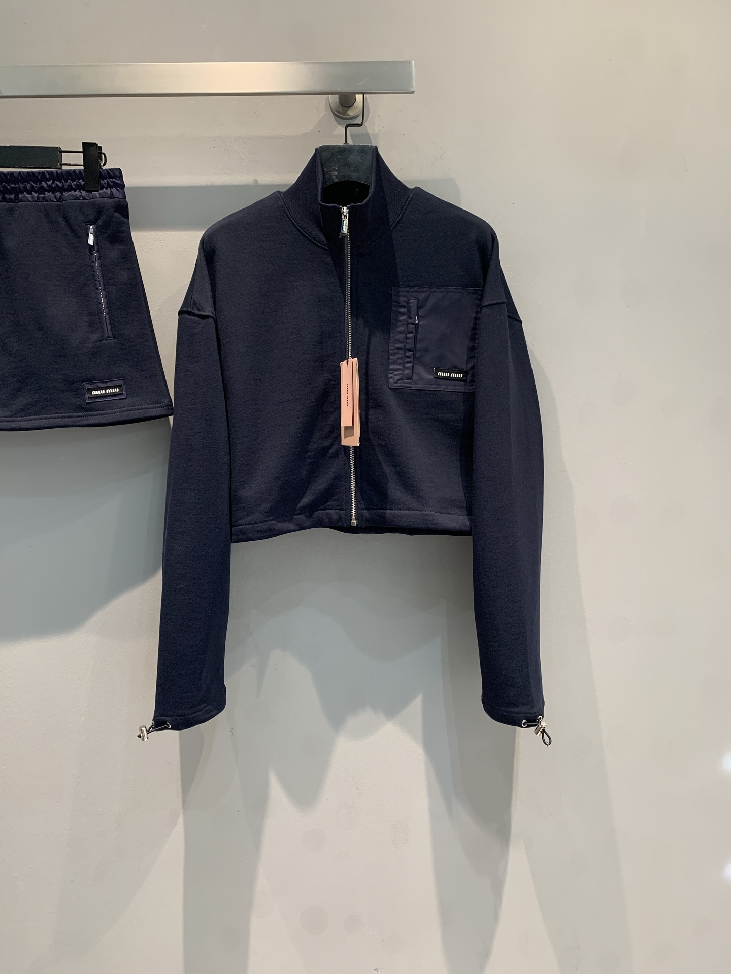 NO:625646,The new model is shipped. MMiumi*2025 new autumn and winter college style fashionable and versatile stand-up collar zipper polar fleece jacket. Thick and warm, the inner terry bottom is soft and skin-friendly. The short design exposes the waistline and shows the proportion of the body. The stand-up collar + zipper details are full of functionality, and the chest bumper pockets are super layered! Paired with the same series of skirts, you can easily get sweet and cool street style, a must-have for autumn and winter. Size SML, miumiu, skirts, jackets  & coats,alexander wang19860909新款出货啦MMiumi*2025秋冬新款学院风时髦百搭立领拉链摇粒绒外套.厚实又保暖,内里毛圈底柔软亲肤.短款设计露腰线,超显身材比例计.立领+拉链细节,机能感满满,胸前撞料口袋超有层次感!搭配同系列半裙,轻松get甜酷街头风,秋冬出街必备.码数SML,,miumiu,skirts,jackets & coats,alexander wang,Women's clothing