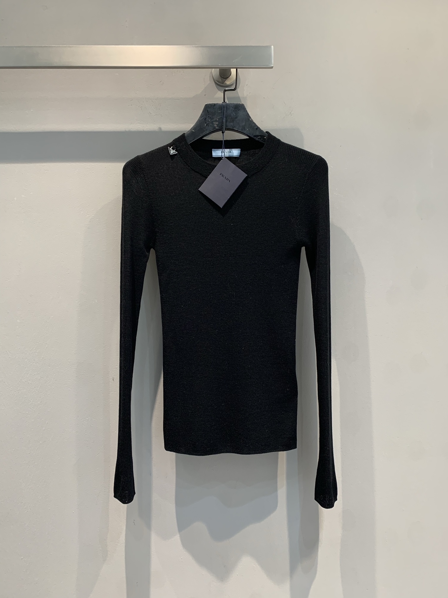 NO:625628,The new model is shipped M Prad*2025 new autumn and winter triangle logo round neck wool knitted sweater. Prada black round neck sweater, made of imported sheep wool fabric, soft and elastic, super comfortable to wear!  The vertical stripe design gives a full sense of layering, and the slim fit outlines the body curves, which is simple and high-end. There is a brand logo on the inside of the collar, and you must pay attention to details! Multiple sizes are available to meet the needs of different body types. It is a versatile item in autumn and winter, and you can match it with any style. Size SML, prada, alexander wang19860909新款出货啦M Prad*2025秋冬新款三角标圆领羊毛针织打底衫.Prada黑色圆领针织衫,采用进口绵羊毛面料,柔软有弹性,穿着超舒适! 竖条纹设计让层次感满满,修身版型勾勒身形曲线,简约又高级计.衣领内侧有品牌标识,细节控必入!多尺码可选,满足不同体型需求,秋冬季节百搭单品,怎么搭都很有范儿.码数SML,,prada,alexander wang,Women's clothing