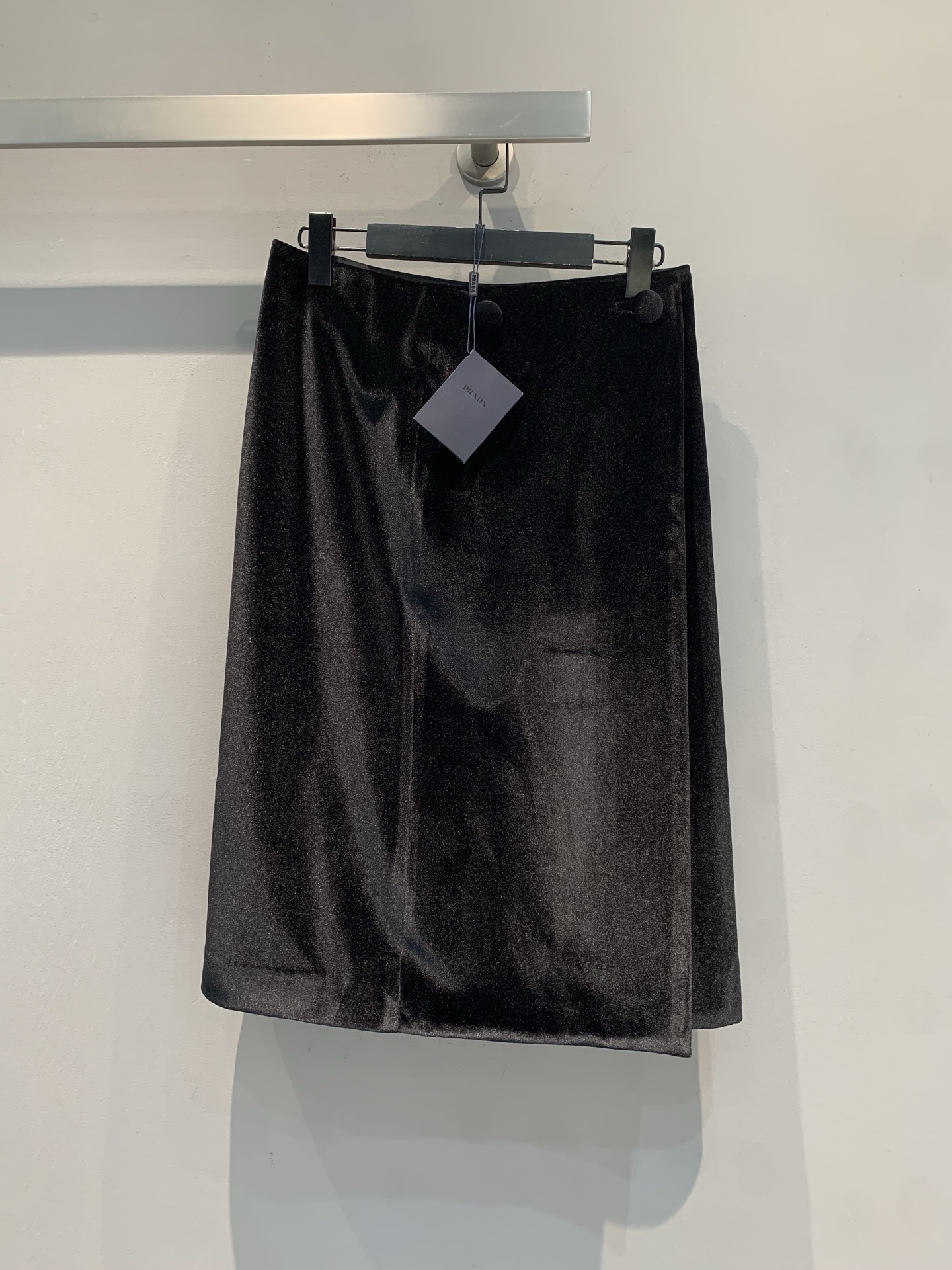 NO:625635,The new model is shipped. Prad*2025 new fashionable retro A-line velvet skirt for autumn and winter, soft and warm, high-waisted A-line version is super slim, and can be easily worn by fat sisters! The black color is versatile, it can be worn with a woolen jacket or a sweater, and can be worn for commuting and leisure. The slit design of the skirt makes it easier to walk, and it is full of fashion~ The sizes are super full, meeting the needs of different body types, comfortable and stylish! Size SML, prada, skirts, jackets  & coats,alexander wang19860909新款出货啦Prad*2025秋冬新款时髦复古A字丝绒半身裙,柔软又保暖,高腰A字版型超显瘦,微胖姐妹也能轻松驾驭!黑色百搭,随便配毛呢外套or针织衫都 OK,通勤休闲都能穿计.裙摆开叉设计,走路更方便,时髦感满分~尺码超全,满足不同体型需求,舒适又有型!码数SML,,prada,skirts,jackets & coats,alexander wang,Women's clothing