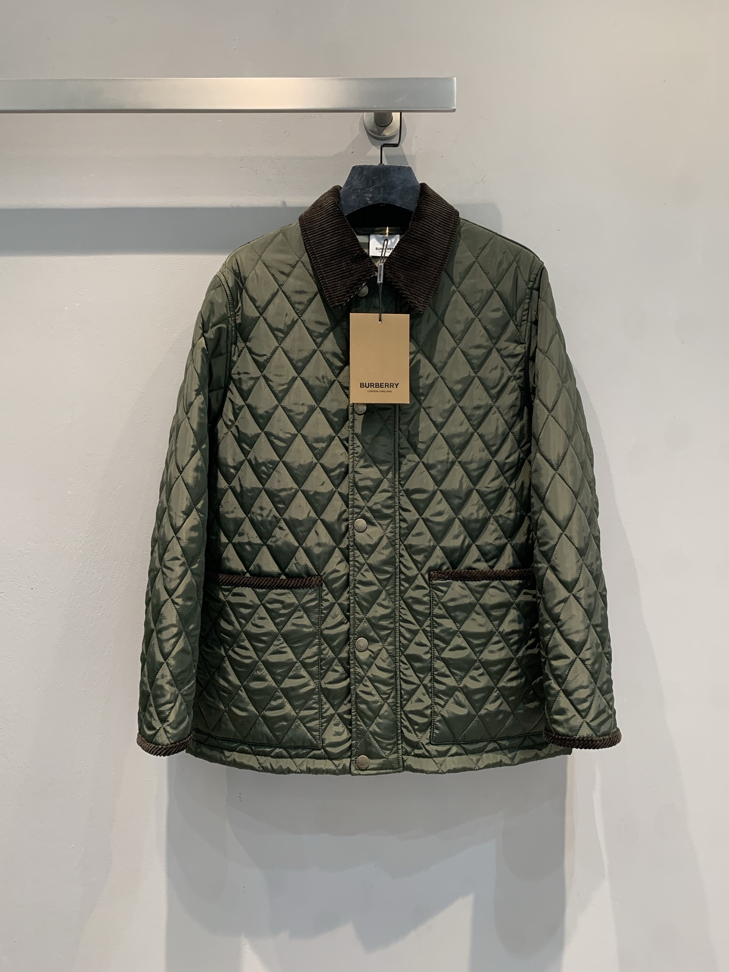 NO:625670,The new model has arrived. MBur* 2025 new retro fashionable corduroy collar rhombus quilted cotton jacket for autumn and winter, classic rhombus plaid + brown corduroy lapels, full of retro British style! The nylon outer layer is windproof and waterproof, and the interior is filled with polyester fiber, which has excellent thermal insulation. The olive green color is low-key and versatile, very suitable for autumn and winter ~ loose fit, layering is also OK, and can be easily used for commuting or outdoor! Size SML,, burberry, alexander wang19860909新款出货啦MBur*2025秋冬新款复古时髦灯芯绒领菱格绗缝棉服,经典菱形格纹+棕色灯芯绒翻领,复古英伦风满满!尼龙外层防风防水,内部填充聚酯纤维,保暖力在线.橄榄绿配色低调百搭,秋冬穿超合适~宽松版型,叠穿也很OK,通勤or户外都能轻松驾驭! 码数SML,,burberry,alexander wang,Women's clothing