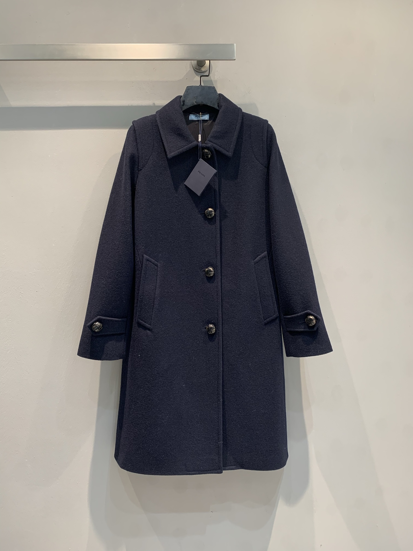 NO:626735,New model shipped with dust bag M  Prad*'s new autumn and winter fashionable retro lapel single-breasted wool coat. Selected high-quality wool fabrics, high-quality texture, crisp and stylish. The single-breasted design is simple and elegant, with exquisite buttons, and the details highlight the brand's ingenuity. The mid-length version is very friendly to various body shapes and can easily create a slim figure.  Long body effect. Pair it with a knitted scarf of the same color to add warmth and layering. Whether commuting to the workplace or daily outings, you can show a high-end yet stylish sense of fashion. It is an excellent item to enhance your aura in your autumn and winter wardrobe. Size SML, prada, alexander  wang19860909配防尘袋新款出货啦M Prad*秋冬新款时髦复古翻领单排扣羊毛大衣.精选优质羊毛面料,质感上乘,挺括有型.单排扣设计简约大气,搭配精致纽扣,细节处彰显品牌匠心.中长款版型,对各种身形都十分友好,能轻松营造出修长身形效果.搭配同色系针织围巾,增添温暖与层次感,无论是职场通勤还是日常出街,都能展现出高级又不失格调的时尚感,是秋冬衣橱里提升气场的绝佳单品.码数SML,,prada,alexander wang,Women's clothing