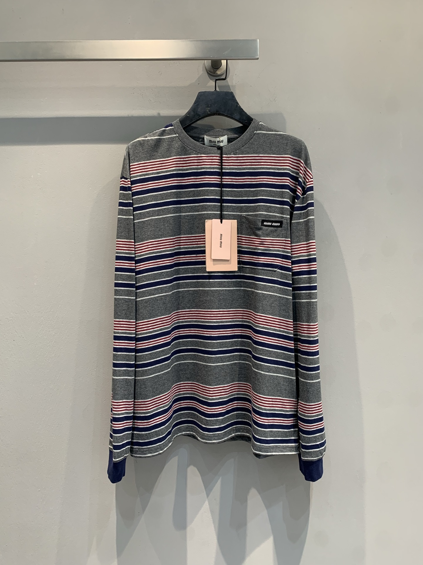 NO:626745,The new model is shipped. MMiumi* 2026 new retro fashionable striped long-sleeved T-shirt for autumn and winter, classic horizontal stripe design, gray base with pink and blue contrasting colors, full of retro and modern feeling! Soft cotton fabric, comfortable against the skin, loose fit and super slim, friendly to all body types. Small chest pocket + low-key brand logo, full of details ~ Whether worn alone or layered, you can easily create a lazy and relaxed style, it is a must-have and versatile item for autumn and winter wardrobes!  Code number SML,,miumiu,tees,t-shirt,alexander wang19860909新款出货啦MMiumi*2026秋冬新款复古时髦条纹长袖T恤,经典横条纹设计,灰底配粉蓝撞色,复古摩登感满满!柔软棉质面料,贴肤舒适,宽松版型超显瘦,对各种身材都很友好计.胸前小口袋+低调品牌标识,细节感拉满~无论单穿还是内搭,都能轻松打造慵懒松弛风,是秋冬衣橱必备百搭单品! 码数SML,,miumiu,tees，t-shirt,alexander wang,Women's clothing