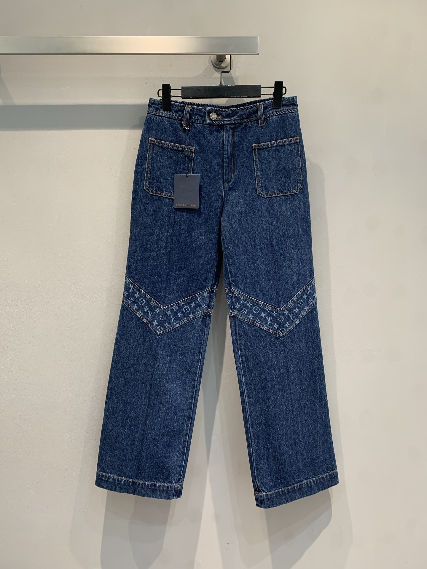NO:629097,The new model is shipped M L's 2026 early spring new LTILTED series V-label jeans, dark blue denim, loose straight fit, comfortable and not tight. There are V-shaped Monogram presbyopia embroidery on the edges of the trouser legs and pockets, which is highly recognizable. The high-waist design lengthens the leg proportions and makes it easy to wear fashionable. It is a must-have popular item this season! Size SML, Louis Vuitton, Jeans, Alexander Wang19860909新款出货啦M L家2026早春新款LTILTED系列V标牛仔裤,深蓝丹宁布,宽松直筒版型,舒适不紧绷.裤脚和口袋边缘有V形Monogram老花刺绣,辨识度超高.高腰设计拉长腿部比例,轻松穿出时髦感,是本季必入热门单品! 码数SML,,louis vuitton,jeans,alexander wang,Women's clothing