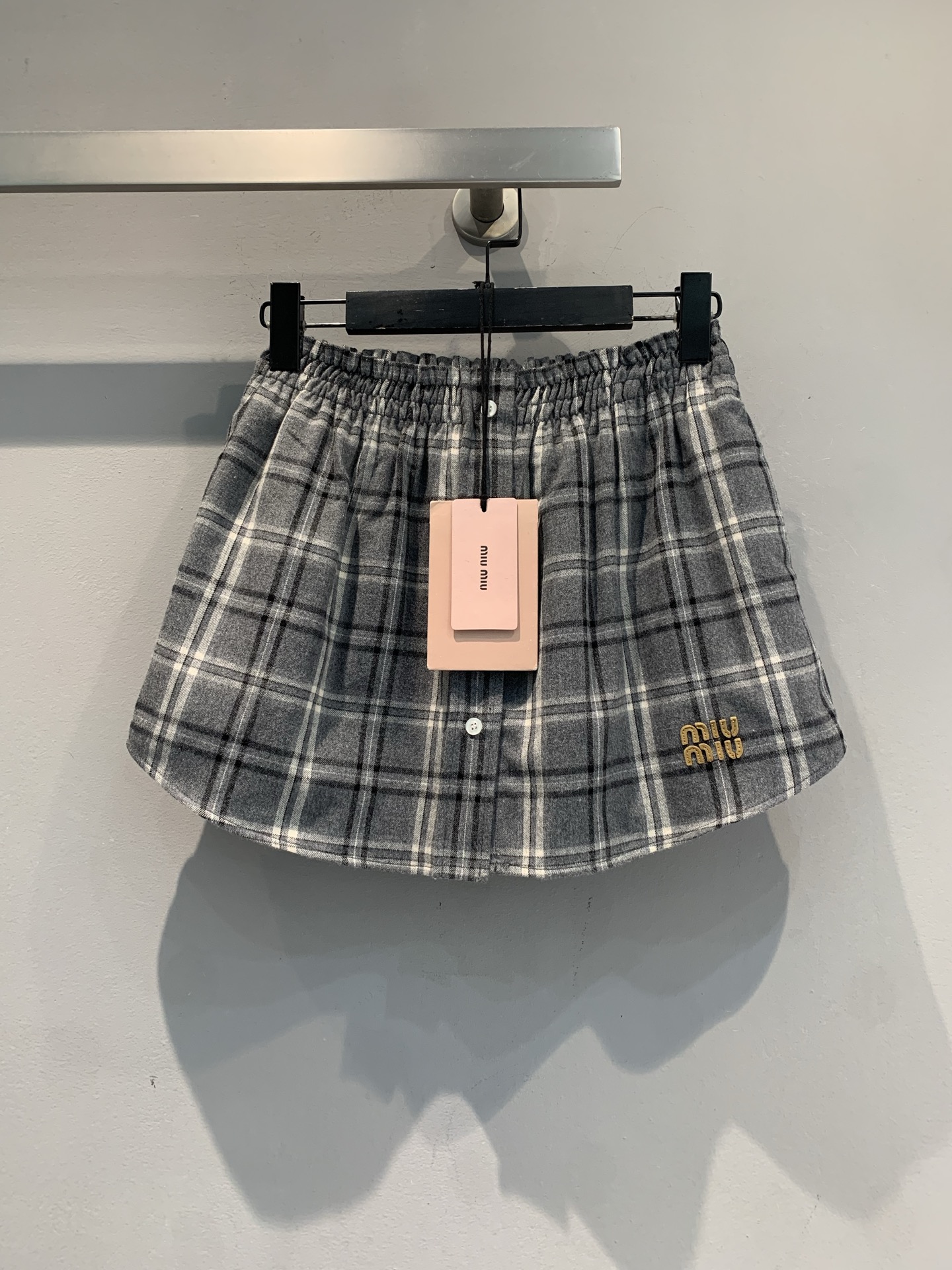 NO:654115,The new model is out. M Miumi* autumn and winter new fashionable retro college style gray tone plaid pleated skirt, made of sheep wool, texture is crisp and soft, super comfortable to wear! A-line version + elastic waist design, front button embellishment, perfect details. The right pocket has the brand embroidered logo, low-key and recognizable. Retro college style, casually wear a sweater or shirt, easy to get a sweet and cool daily look, size SML, miumiu, skirts, shirts, alexander  wang19860909新款出货啦M Miumi*秋冬新款时髦复古学院风灰调格纹百褶半身裙,采用绵羊毛,质地挺括又柔软,穿着超舒适!A字版型+松紧腰设计,前侧纽扣点缀,细节满分.右侧口袋有品牌刺绣徽标,低调又有辨识度.复古学院风,随手搭针织衫或衬衫,轻松get甜酷日常造型,码数SML,,miumiu,skirts,shirts,alexander wang,Women's clothing