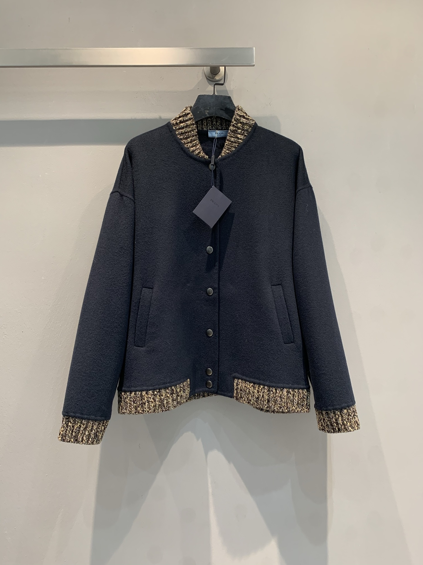 NO:629084,M Prad* new autumn and winter college style retro contrasting cashmere splicing jacket. The main material is wool and cashmere blend. It is soft and warm to the touch. The collar, cuffs and hem are spliced with clip knit, which is retro and layered. It has a loose fit and multiple pockets on the front, which is practical and can be easily used for commuting and leisure. Navy blue is calm and versatile, you can switch between college style or urban style at will, and it looks great with white shirts or jeans. Size SML, prada, jeans, jackets &  coats,shirts,alexander wang19860909新款出货啦M Prad*秋冬新款学院风复古撞色羊绒拼接夹克,主料羊毛羊绒混纺,触感柔软保暖,领口、袖口和下摆拼接夹花针织,复古又有层次感.宽松版型,正面多口袋,实用性强,通勤休闲都能轻松驾驭.藏蓝色沉稳百搭,学院风or都市感随心切换,搭配白衬衫或牛仔裤都很出彩.码数SML,,prada,jeans,jackets & coats,shirts,alexander wang,Women's clothing