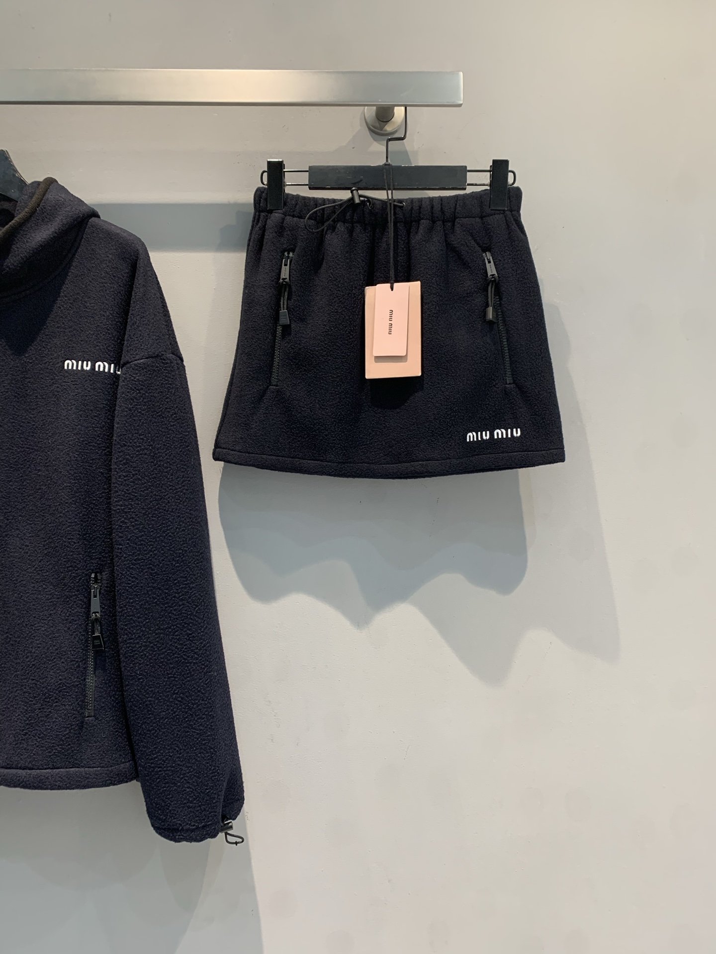 NO:650297,The new model is shipped M. The original development Miumi* early autumn new elastic waist drawstring polar fleece skirt. The A-line version hides the flesh and shows the length of the legs. The small zipper design on both sides gives a sporty feel. The elastic waist is suitable for all kinds of body shapes. It can be worn for daily outings and campus walks. It has a lazy and fashionable feel. Size SML,, miumiu, skirts, alexander wang19860909新款出货啦M 原版开发 Miumi*早秋新款松紧腰抽绳摇粒绒半裙.A字版型藏肉又显腿长 双侧拉链小设计,运动感拉满 松紧腰适配各种身材,日常出街、校园漫步都能穿,慵懒时髦感说来就来.码数SML,,miumiu,skirts,alexander wang,Women's clothing