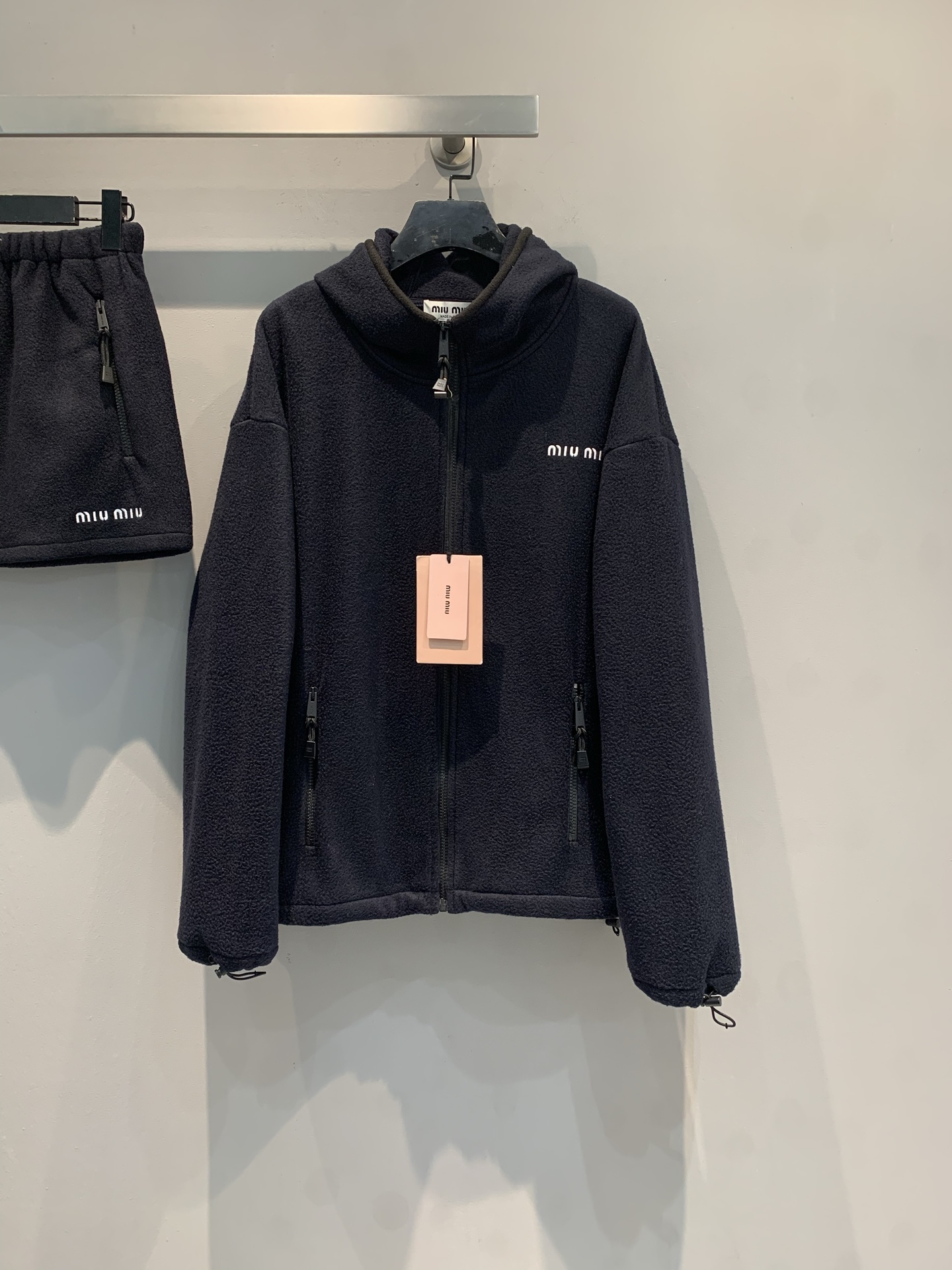 NO:650306,The new model is on the way. M original development Miumi* early autumn new letter logo zipper polar fleece hooded jacket. The autumn and winter atmosphere wearing code has been unlocked. The polar fleece fabric comes with a soft filter, you don’t want to take it off when you wrap it up. The hooded design hides a little laziness, and the classic letter mark makes you fashionable.  Zipper + drawstring details, you can switch between salty or sweet at will. The inner shirt is refreshing, and the layered coat is high-end. It can also be worn alone to slay the whole audience. Size SML,, miumiu, jackets & coats, hats, alexander wang19860909新款出货啦M原版开发 Miumi*早秋新款字母logo拉链摇粒绒连帽外套.秋冬氛围感穿搭密码已解锁摇粒绒面料自带软乎乎滤镜,裹上就不想脱,连帽设计藏起小慵懒,经典字母标点亮时髦 拉链+抽绳细节,可盐可甜随意切换.内搭小衫清爽,叠穿大衣高级,单穿也能slay全场.码数SML,,miumiu,jackets & coats,hats,alexander wang,Women's clothing