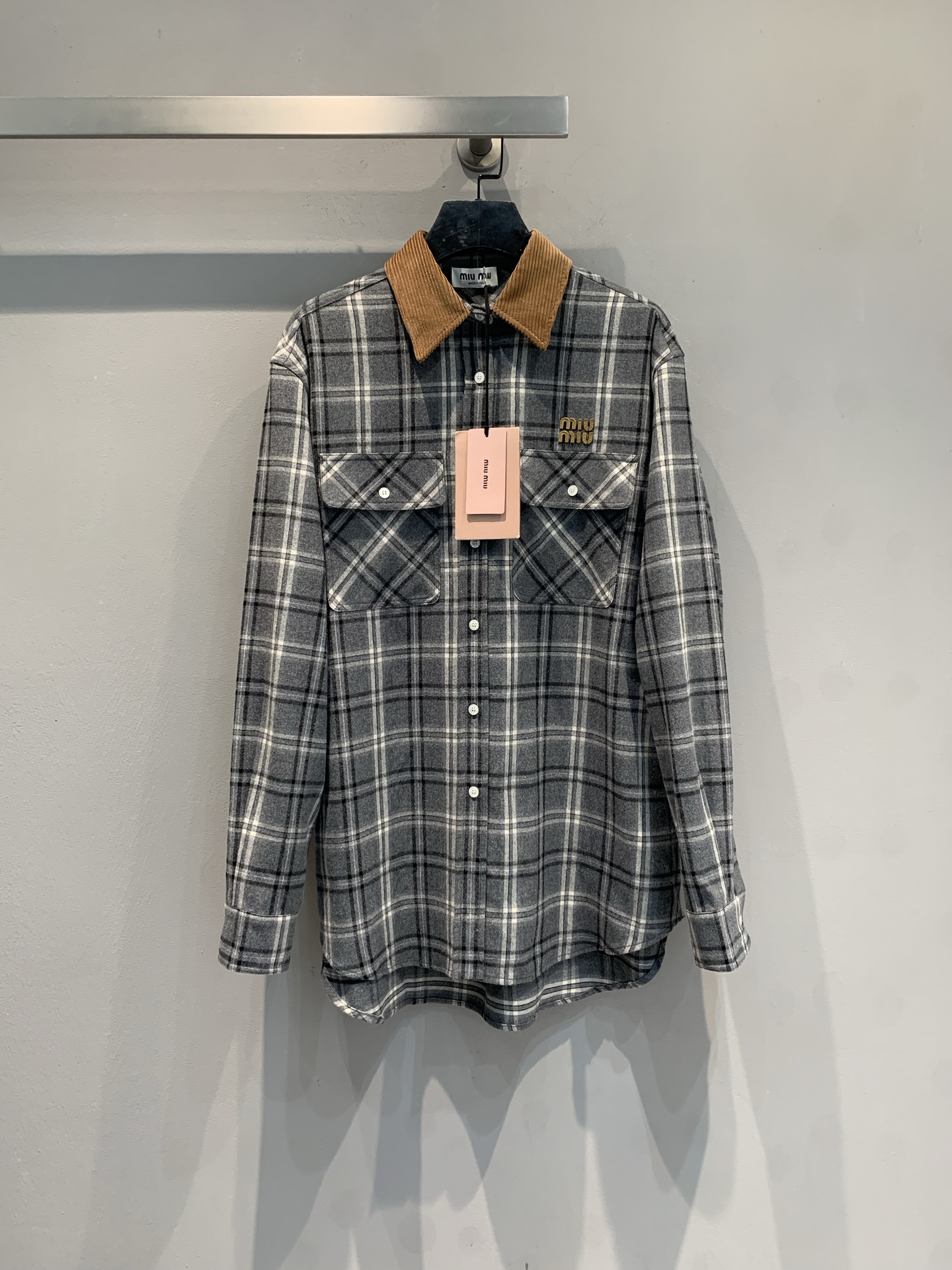 NO:654107,New model is out. MMiumi* autumn and winter new fashionable retro college style gray tone plaid shirt. Main color of black and white and gray + brown corduroy lapel, full of retro college style! The sheep wool fabric is soft and skin-friendly, super comfortable to wear ~ two chest pockets design, practical and stylish. Whether worn alone or layered with a down vest or knitted cardigan, you can easily create a layered autumn and winter outfit, suitable for commuting and leisure! Size SML,, miumiu, shirts, down jacket, alexander wang19860909新款出货啦MMiumi*秋冬新款时髦复古学院风灰调格纹衬衫.黑白灰主色+棕色灯芯绒翻领,复古学院风满满! 绵羊毛面料柔软亲肤,穿着超舒服~两个胸袋设计,实用又有型.无论单穿还是叠搭羽绒马甲、针织开衫,都能轻松打造秋冬层次感穿搭,通勤休闲都很适合! 码数SML,,miumiu,shirts,down jacket,alexander wang,Women's clothing