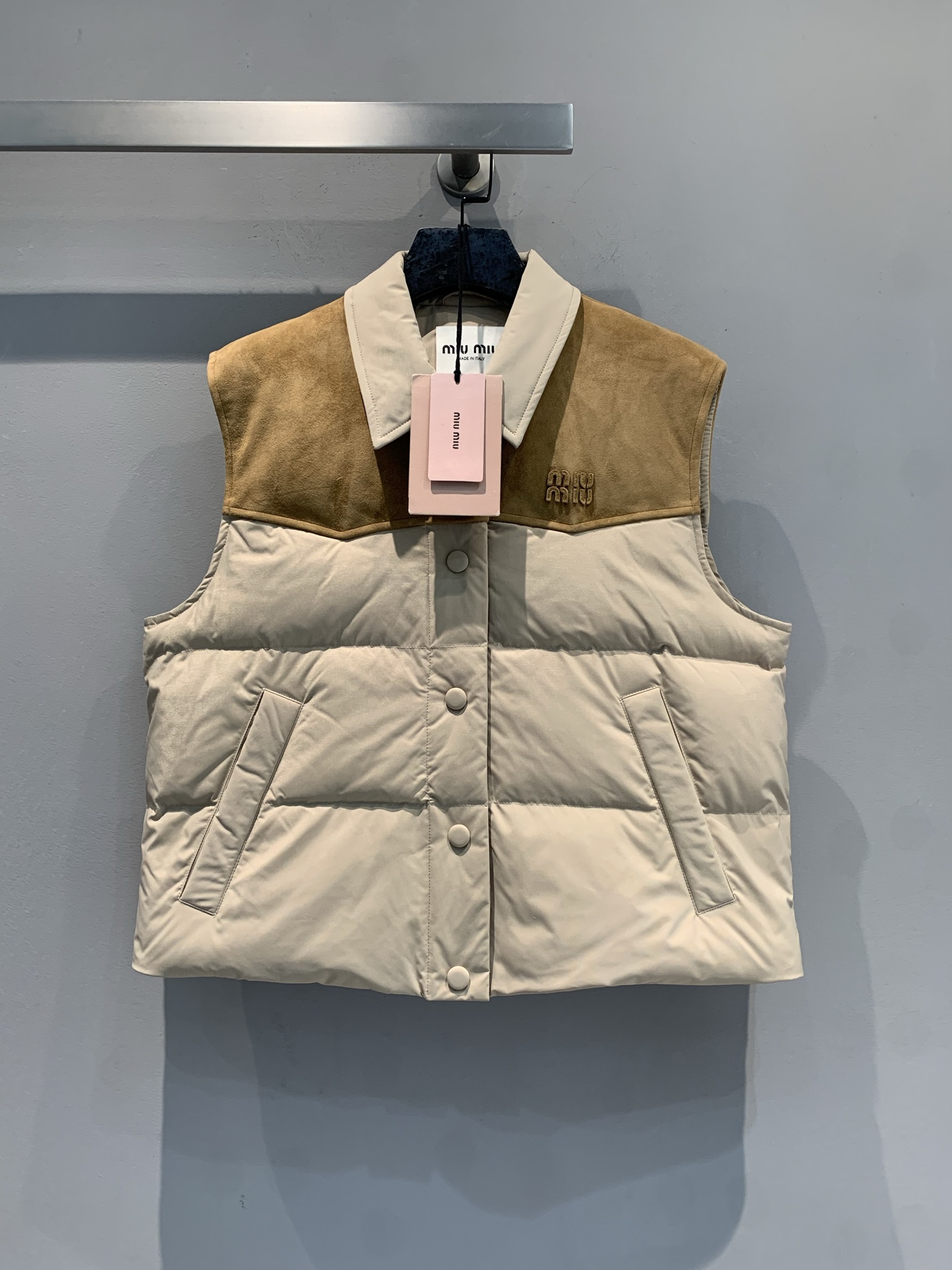 NO:650341,Comes with dust bag. M Miumi* new autumn and winter fashionable and versatile suede stitching down vest, khaki technical Pongé fabric + brown suede lapel, retro and fashionable! Filled with high-quality down, perfect warmth retention, super layered in autumn and winter. The front button design is simple and elegant, the side pockets are super practical, suitable for commuting and leisure. The brand is highly recognizable, and detail control is a must! Size SML,,miumiu,down  jacket,chamois leather,alexander wang19860909配防尘袋新款出货啦M Miumi*秋冬新款时髦百搭麂皮拼接羽绒马甲,卡其色科技Pongé面料+棕色麂皮翻领,复古又时髦!填充高品质羽绒,保暖力满分,秋冬叠穿超有层次感.正面纽扣设计简约大气,侧边口袋超实用,通勤休闲都OK.品牌辨识度高,细节控必入! 码数SML,,miumiu,down jacket,chamois leather,alexander wang,Women's clothing