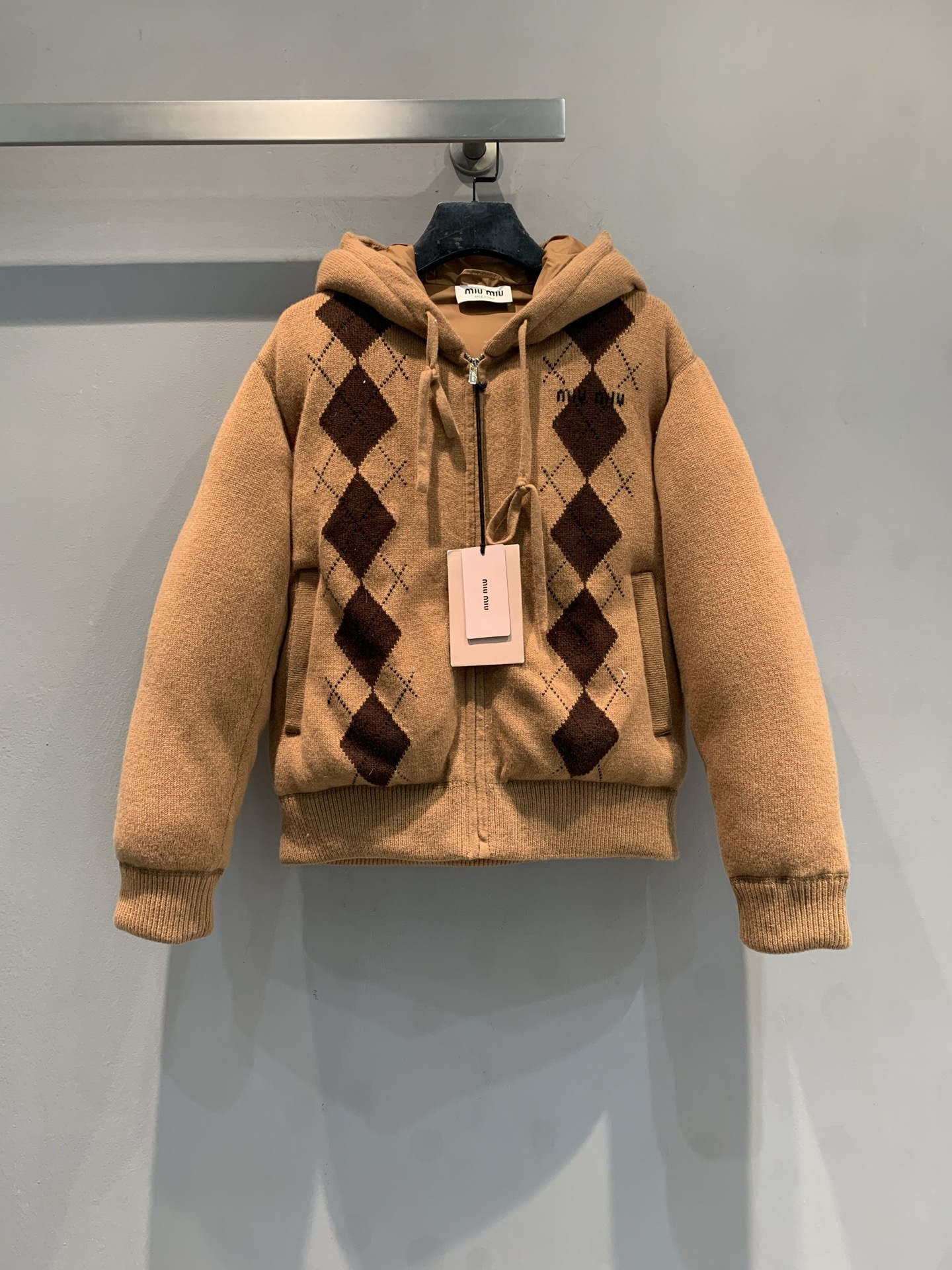 NO:650285,New model with dust bag shipped. Miumi* new autumn and winter fashionable retro diamond pattern hooded down jacket, khaki main tone + dark brown diamond pattern, full of college style!  The outer layer of cashmere blend is soft and comfortable, and the inner down filling is super warm. The loose fit + hooded design is fashionable and practical, and it is very suitable for autumn and winter. The zipper is easy to open and close, and the cuffs and hem are elastically closed, and the wind resistance is improved! It can be easily managed for daily commuting or leisure, and it is OK to match with jeans or casual pants. Size SML, miumiu, jeans, down jacket, hats, alexander wang19860909配防尘袋新款出货啦 Miumi*秋冬新款时髦复古菱格纹连帽羽绒服,卡其色主调+深棕菱格纹,学院风满满! 羊绒混纺外层柔软舒适,内部羽绒填充超保暖慕.宽松版型+连帽设计,时尚又实用,秋冬穿超合适~拉链开合方便,袖口和下摆弹性收口,防风力UP!日常通勤或休闲都能轻松驾驭,搭配牛仔裤or休闲裤都很OK.码数SML,,miumiu,jeans,down jacket,hats,alexander wang,Women's clothing