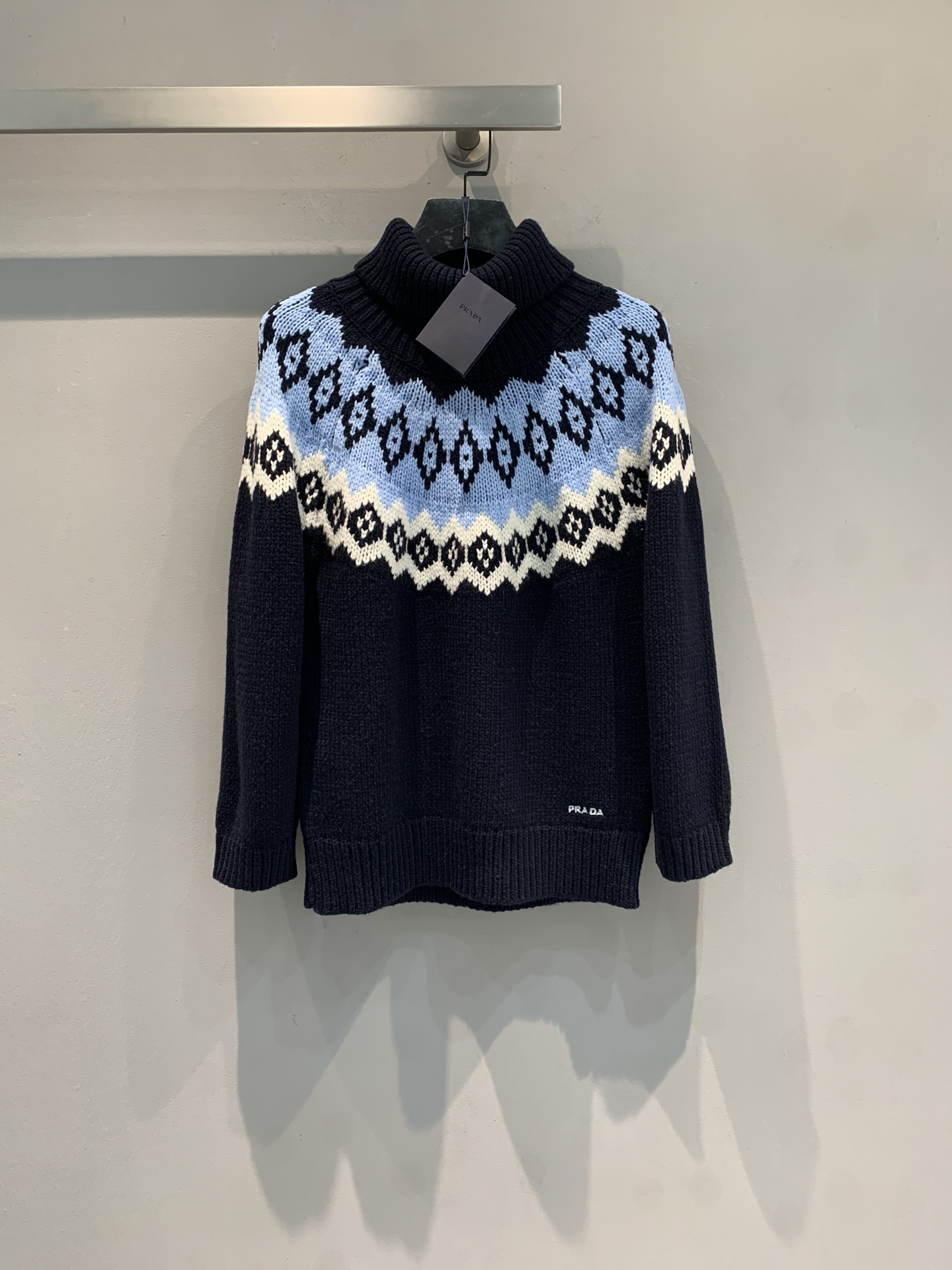 NO:654097,New model is out. MPrad* new Fair Isle jacquard turtleneck sweater for autumn and winter, made of cashmere blend, soft and warm, super comfortable to wear in autumn and winter! Dark blue main color + light blue and white geometric jacquard, full of retro feel. The turtleneck design is more neck-protective, and the loose fit is highly tolerant. It goes well with skirts or jeans. It can easily switch between elegant or casual style ~ can be easily controlled for daily commuting and holiday parties! Size SML, prada, skirts, jeans, sweaters, alexander  wang19860909新款出货啦MPrad*秋冬新款费尔岛提花高领毛衣,采用羊绒混纺,柔软又保暖,秋冬穿超舒服!深蓝主色+浅蓝白几何提花,复古感满满计.高领设计更护颈,宽松版型包容性强,搭裙装或牛仔裤都很OK,轻松切换优雅or休闲风~日常通勤、节日聚会都能轻松驾驭! 码数SML,,prada,skirts,jeans,sweaters,alexander wang,Women's clothing