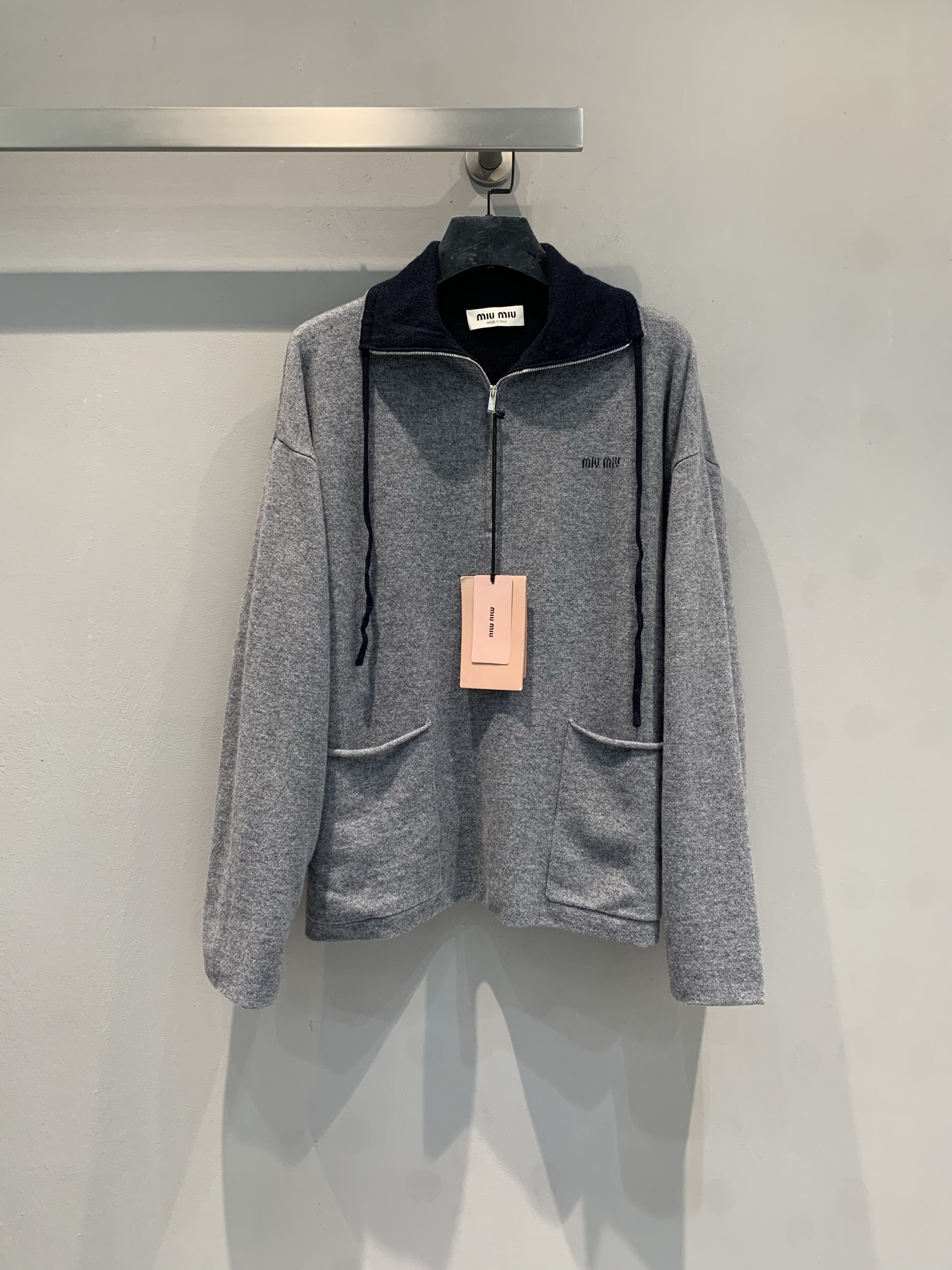 NO:659097,The new model is out. M Miumi*2026 early spring new fashionable college style half-open collar cashmere knitted jacket, gray body + dark lapels, contrasting color design is super layered! Half zipper + two large pockets, practical and fashionable. Loose fit, comfortable and casual, cashmere material is soft and warm, super comfortable to wear in autumn and winter ~ can be easily used for daily commuting or leisure, and looks stylish with any outfit! Size SML,,miumiu,jackets & coats,alexander wang19860909新款出货啦M Miumi*2026早春新款学院风时髦半开领羊绒针织外套,灰色衣身+深色翻领,撞色设计超有层次感!半拉链+两个大口袋,实用又时髦.宽松版型,舒适随性,羊绒材质柔软保暖,秋冬穿超舒服~日常通勤或休闲都能轻松驾驭,随便搭都很有范儿! 码数SML,,miumiu,jackets & coats,alexander wang,Women's clothing