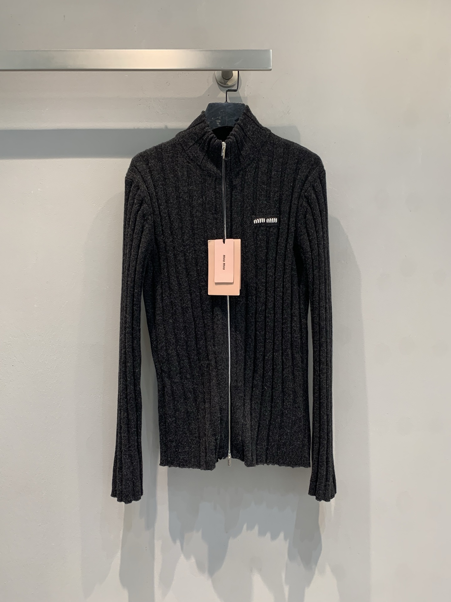 NO:654898,New model is out. Miumi* new fashionable and versatile rhombus knitted zipper cardigan for autumn and winter. The soft cashmere wool blended fabric is super comfortable. The half-high collar + full zipper design is easy to put on and take off and fashionable. The white logo on the left chest is embellished, simple and recognizable. Whether worn alone or layered with shirts, you can easily create a sweet and cool college style, versatile and easy to match! Size SML,, miumiu, shirts, alexander wang19860909新款出货啦 Miumi*秋冬新款时髦百搭菱格针织拉链开衫,柔软的羊绒羊毛混纺面料超舒服,半高领+全拉链设计,穿脱方便又时髦.左胸白色logo点缀,简约又有辨识度.无论单穿还是叠搭衬衫,都能轻松打造甜酷学院风,百搭不挑人! 码数SML,,miumiu,shirts,alexander wang,Women's clothing