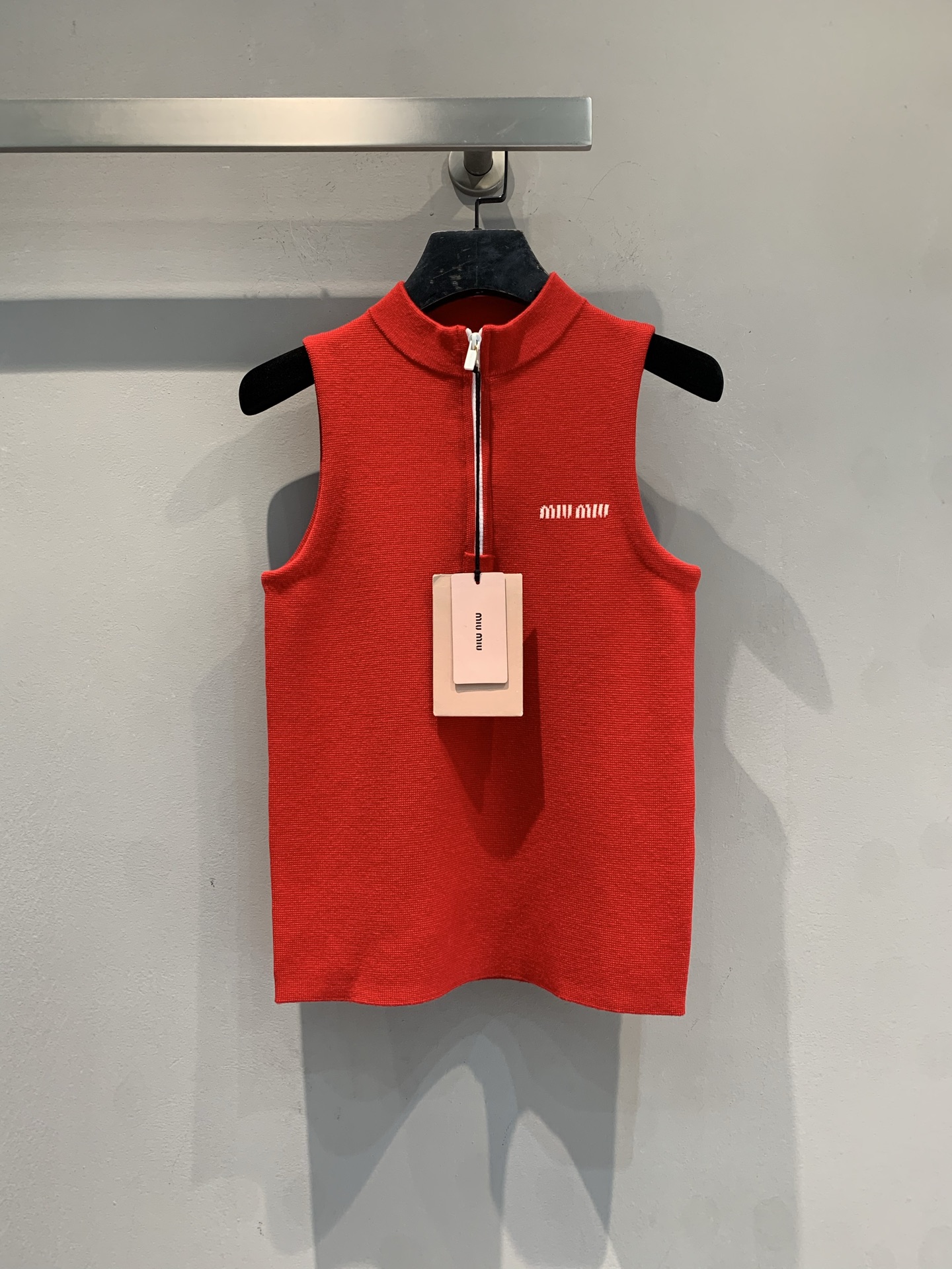 NO:654868,New model is out. Miumi* new fashionable and versatile half-open collar sleeveless vest for autumn and winter. It is made of soft stretch knitted fabric and has a slim fit that shows off your body curves. Stand-up collar + white zipper design, same color embroidered logo on the chest, low-key and recognizable. Short cut, versatile to wear alone or layered, easy to create a sweet and cool style. Size SML,, miumiu, alexander wang19860909新款出货啦 Miumi*秋冬新款时髦百搭半开领无袖背心,采用柔软弹力针织面料,修身版型超显身材曲线.立领+白色拉链设计,胸前同色刺绣徽标,低调又有辨识度计.短款剪裁,单穿或内搭都很百搭,轻松打造甜酷风格.码数SML,,miumiu,alexander wang,Women's clothing