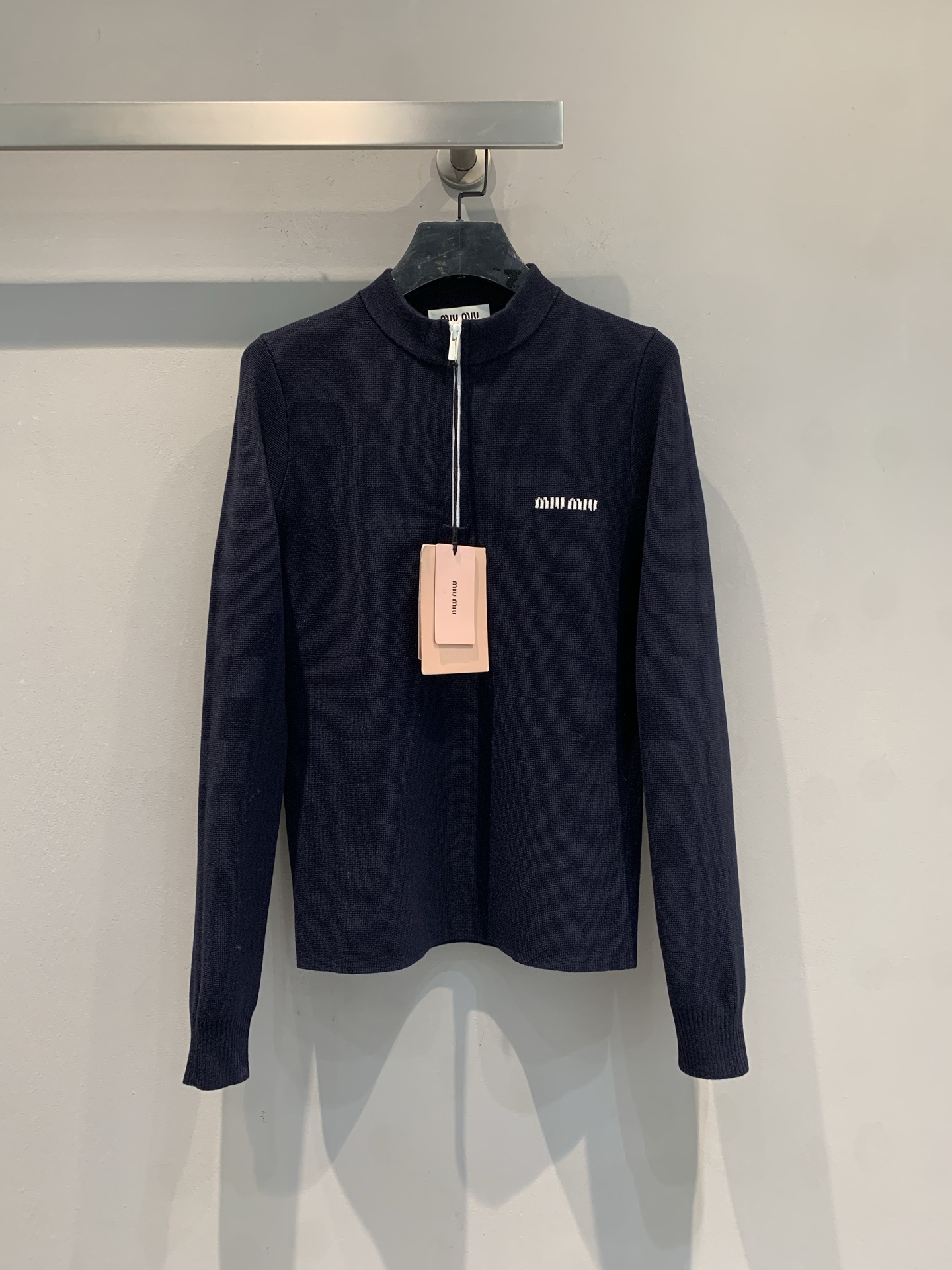 NO:654858,New model is out. Miumi* new fashionable and versatile half-zip sweater for autumn and winter, simple design in navy blue, with white logo embroidery on the front, highly recognizable. High-quality knitted fabric, soft and warm, super comfortable to wear in autumn and winter! The half-zip design is easy to put on and take off, and you can adjust the style at will~ Slim tailoring, elegant and casual, can be held, suitable for commuting or light sports. Size SML,, miumiu, alexander wang19860909新款出货啦 Miumi*秋冬新款时髦百搭半拉链针织衫,藏青色简约设计,正面有白色Logo刺绣,辨识度超高计.高品质针织面料,柔软又保暖,秋冬穿超舒服!半拉链设计方便穿脱,还能随心调节穿搭风格~修身剪裁,优雅休闲都能hold住,通勤或轻运动都很适合哦.码数SML,,miumiu,alexander wang,Women's clothing