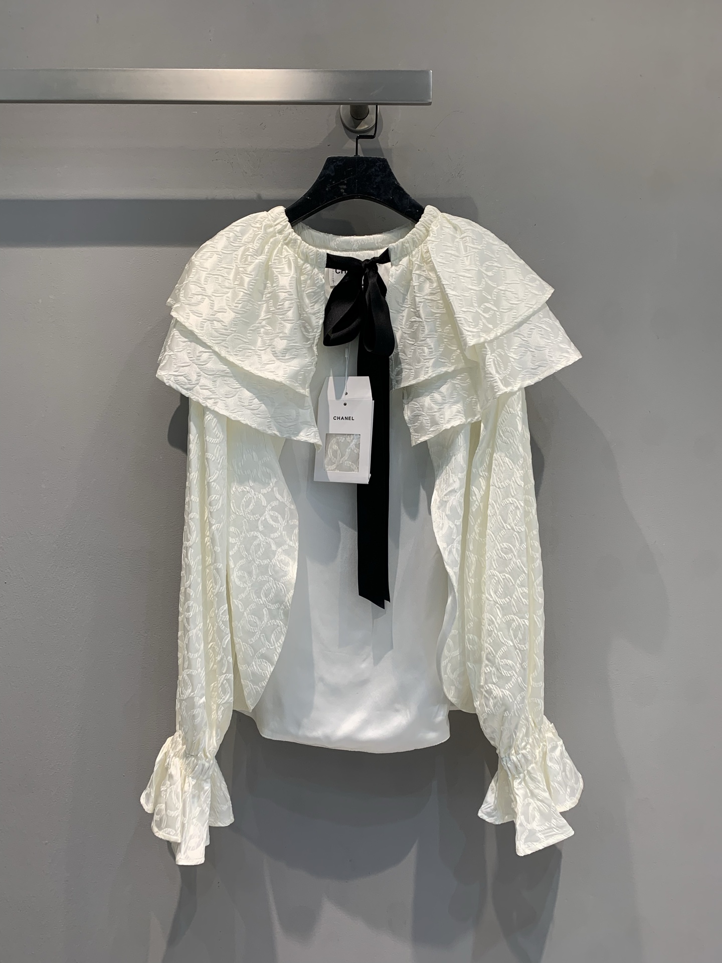 NO:651420,The new model has been shipped. C's 2026 new early spring show ruffled cape silk shirt cleverly combines a cape and a shirt. It has a wide double-layered ruffles + black bow, which is retro and romantic. Silk chiffon fabric, transparent floral dark pattern, perfect texture. Lantern sleeve design, elegant palace style, super aura whether paired with skirts or trousers, easily create a sophisticated look! Size 36 38  40,,chanel,skirts,shirts,real silk,alexander wang19860909新款出货啦 C家2026早春新款秀场荷叶边斗篷真丝衬衫,将斗篷与衬衫巧妙融合,领口宽大双层荷叶边+黑色蝴蝶结,复古又浪漫.真丝雪纺面料,通透花卉暗纹,质感满分.灯笼袖设计,优雅宫廷风,无论搭裙装还是裤装都超有气场,轻松打造精致造型!码数36 38 40,,chanel,skirts,shirts,real silk,alexander wang,Women's clothing