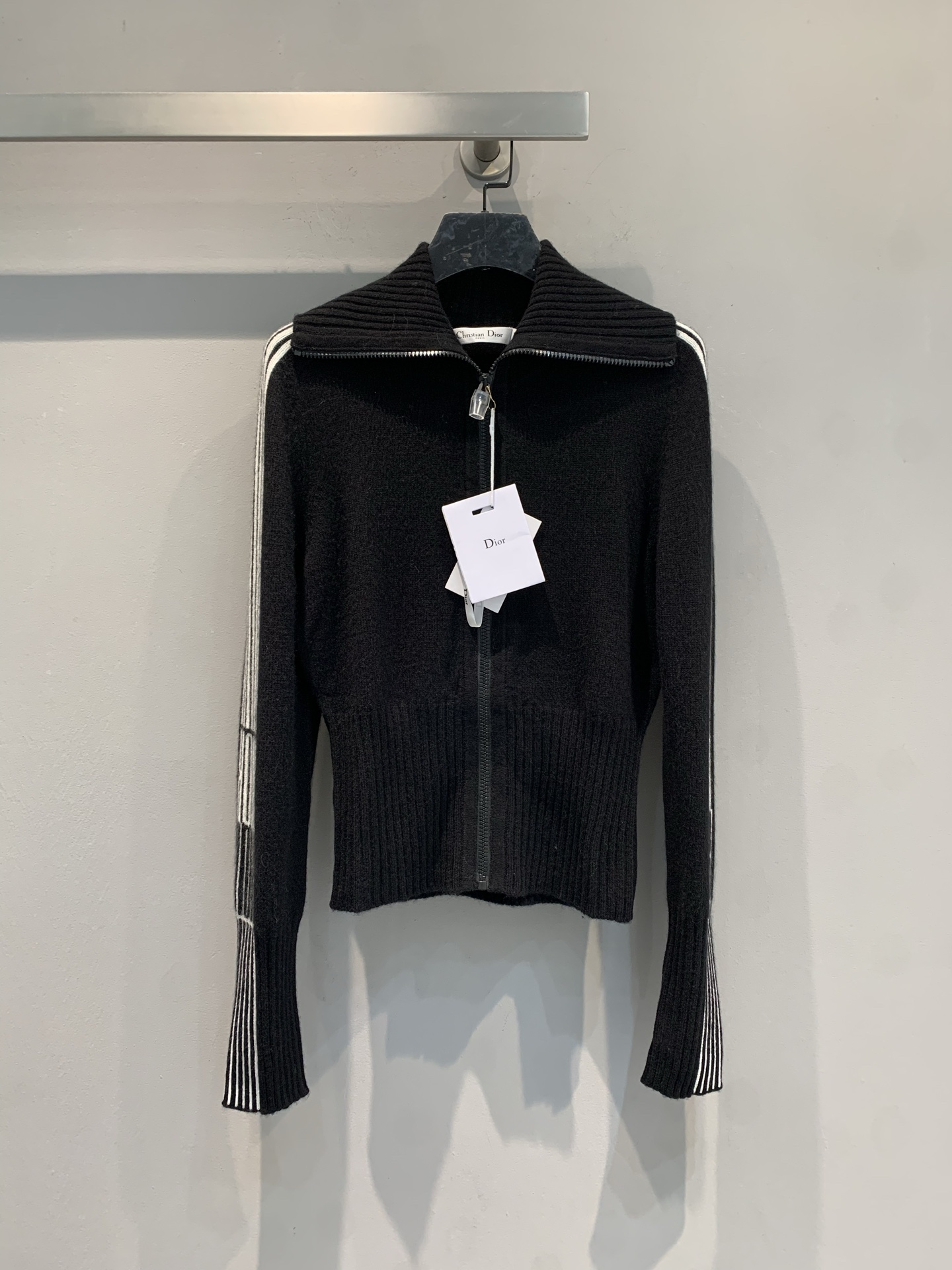 NO:651372,M CD2025 new autumn and winter new webbing lapel zipper cardigan from the DiorAlps limited series, reinterprets winter sports items and highlights the classic logo of Dior's haute couture spirit. It is carefully made of black sheep wool and cashmere blended knitted fabrics, and the sleeves are decorated with jacquard strip patterns, highlighting the white Dior Graphique pattern, inspired by Marc Bohan's 1971 Dior.  Design archives. Slim fit, zipper design, can be paired with other DiorAlps items to create a sophisticated matching look. Size 36 38 40,, dior, loro piana, alexander wang19860909新款出货啦M CD2025秋冬新款织带翻领拉链开衫 来自 DiorAlps 限定系列,重新诠释冬季运动单品,突显Dior 高订精神的经典标识.采用黑色绵羊毛和山羊绒混纺针织面料精心制作,衣袖饰以提花条形图案,突显白色 Dior Graphique图案,灵感源自马克博昂(Marc Bohan)1971 年的 Dior 设计档案.修身剪裁,拉链设计,可搭配其他 DiorAlps 单品,打造精致的配套造型. 码数36 38 40,,dior,loro piana,alexander wang,Women's clothing