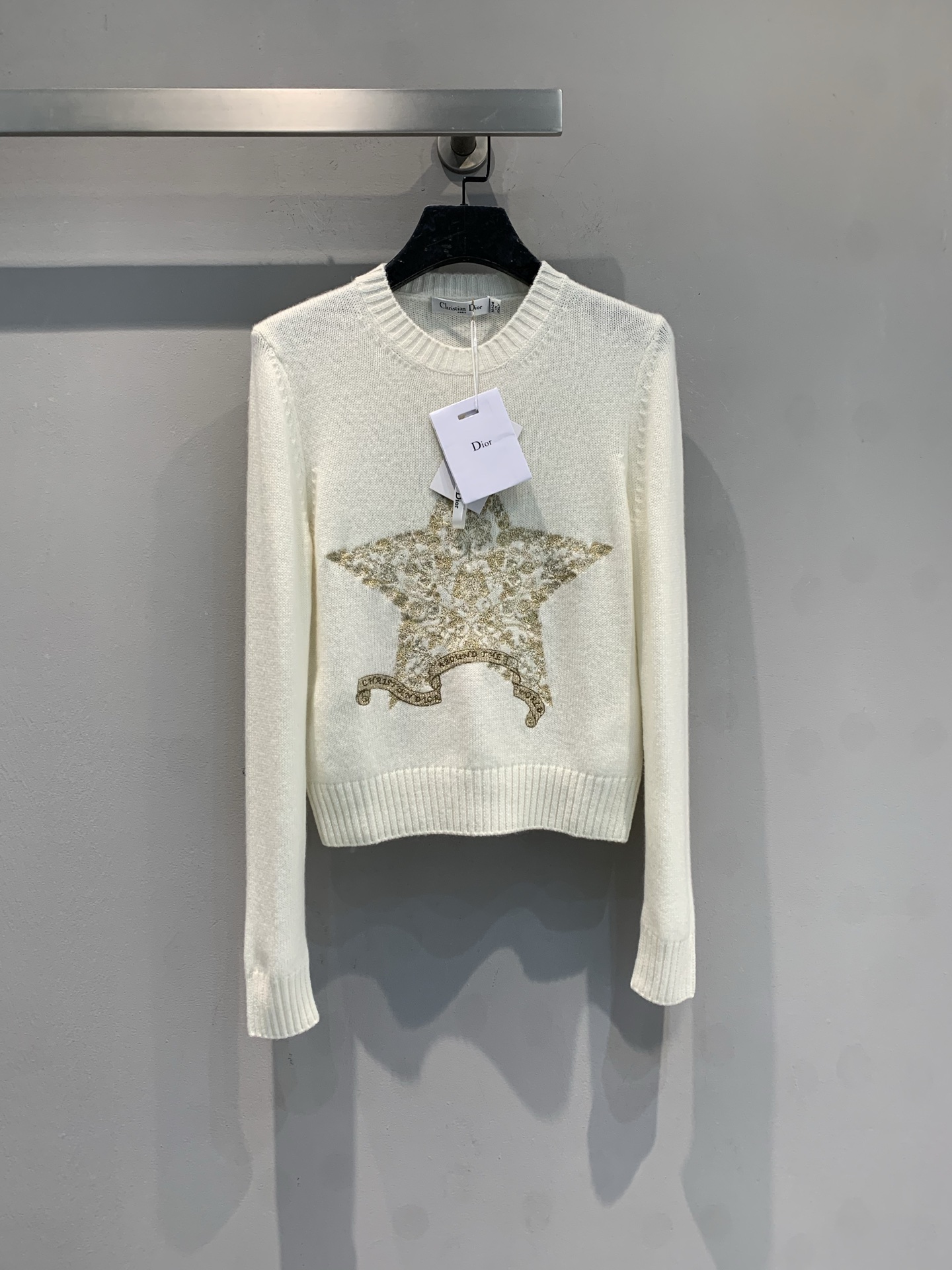 NO:651406,The new model is out. CD2025 autumn and winter new three-dimensional gold thread lucky star embroidered sweater. I have to admire the exquisite details of the embroidery. The platinum color scheme has a high-end and gentle temperament. It is eye-catching but will not overwhelm the guest. It looks cooler and cleaner. The cashmere material feels soft and waxy. The upper body feels comfortable and super skin-friendly. The overall upper body is relatively neat. The version can meet daily needs. Size 36 38  40,,sweaters,alexander wang19860909新款出货啦 CD2025秋冬新款立体金线幸运星刺绣毛衣 不得不感叹绣花精湛细节,白金配色个人很高级温润气质,搭配上即亮眼又不会喧宾夺主,更显显得清冷干净一些,羊绒材质触感柔软又糯感,上身体感自在超亲肤,整体上身比较的利落,版型无论日常需要搭配都能满足. 码数36 38 40,,sweaters,alexander wang,Women's clothing