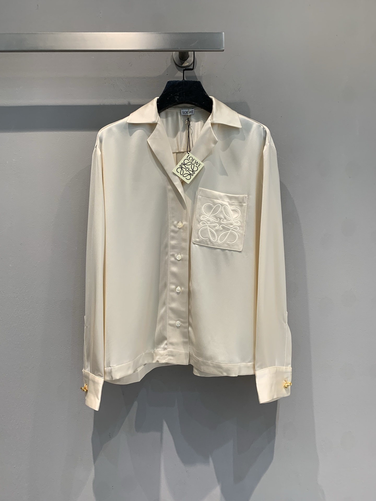 NO:651390,The new model is shipped. Loew* 2025 new autumn and winter embroidered logo heavy silk lapel shirt. Heavy acetate silk material, more weighty and drapey, more lustrous and moist, close to the skin and smooth, very healing feeling, fixed dyeing natural color, showing comfort and softness. Use pattern cutting techniques to ensure a certain amount of space. Unique low-key luxury, inadvertently showing taste with every move, and showing exquisiteness in small details.  The upper body has a cold feeling, and it is very skin-friendly and cool when in contact with the skin. Size 36 38 40,,loewe,real silk,alexander wang19860909新款出货啦 Loew*2025秋冬新款刺绣logo重磅真丝翻领衬衣 重磅醋酸真丝材质,更具分量感和垂坠感,光泽感更佳温润,贴身触肤爽滑,十分具有治愈感受,定染的自然色调,呈现出舒适柔和 利用版型裁剪手法保证一定富裕空间 别出心裁的低调奢华,举手间不经意的彰显品味,在小细节上展示的淋漓精致 上身自带冰凉感,与皮肤接触巨亲肤,凉快.码数 36 38 40,,loewe,real silk,alexander wang,Women's clothing