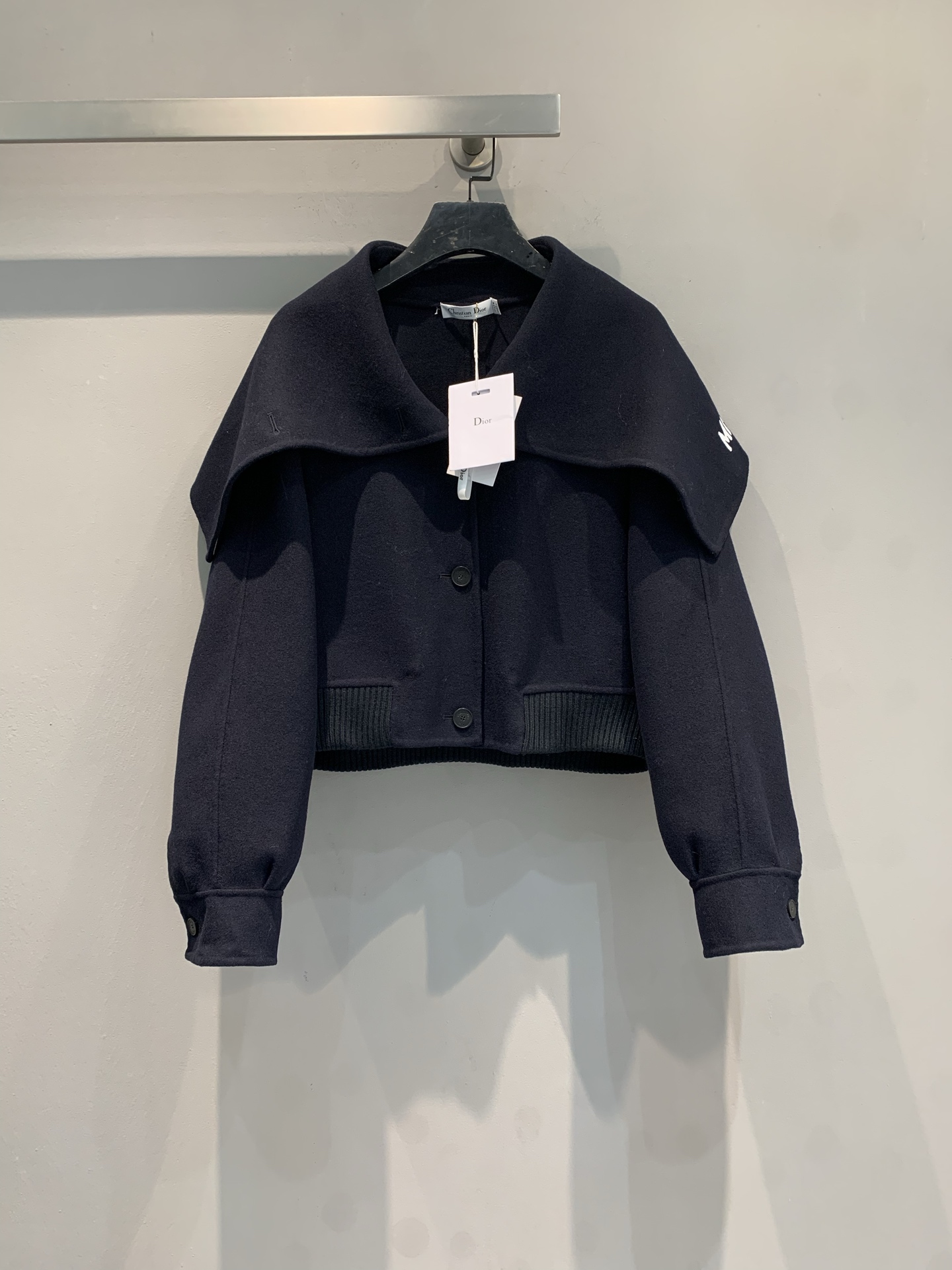 NO:651434,The new model is out. CD2025 new autumn and winter fashionable retro sailor collar woolen short jacket. The back looks better than the front. It is highly recognizable. It is decorated with an oversized navy blue collar and a threaded hem. It can be worn with a high collar or a lapel collar, which makes it full of relaxation!  Double-sided wool, not too heavy, soft and comfortable, warm and textured to wear, relaxed, fashionable and smart style. Size 36 38 40,,jackets & coats,alexander wang19860909新款出货啦 CD2025秋冬新款时髦复古水手领毛呢短外套 背后比正面好看,超高辨识度,饰有超大海军蓝衣领和螺纹收口下摆,可以高领也可以翻领穿着,松弛感拉满！双面毛呢 不会太厚重,柔软舒适 穿着既温暖又有质感,轻松时髦智性风格. 码数36 38 40,,jackets & coats,alexander wang,Women's clothing