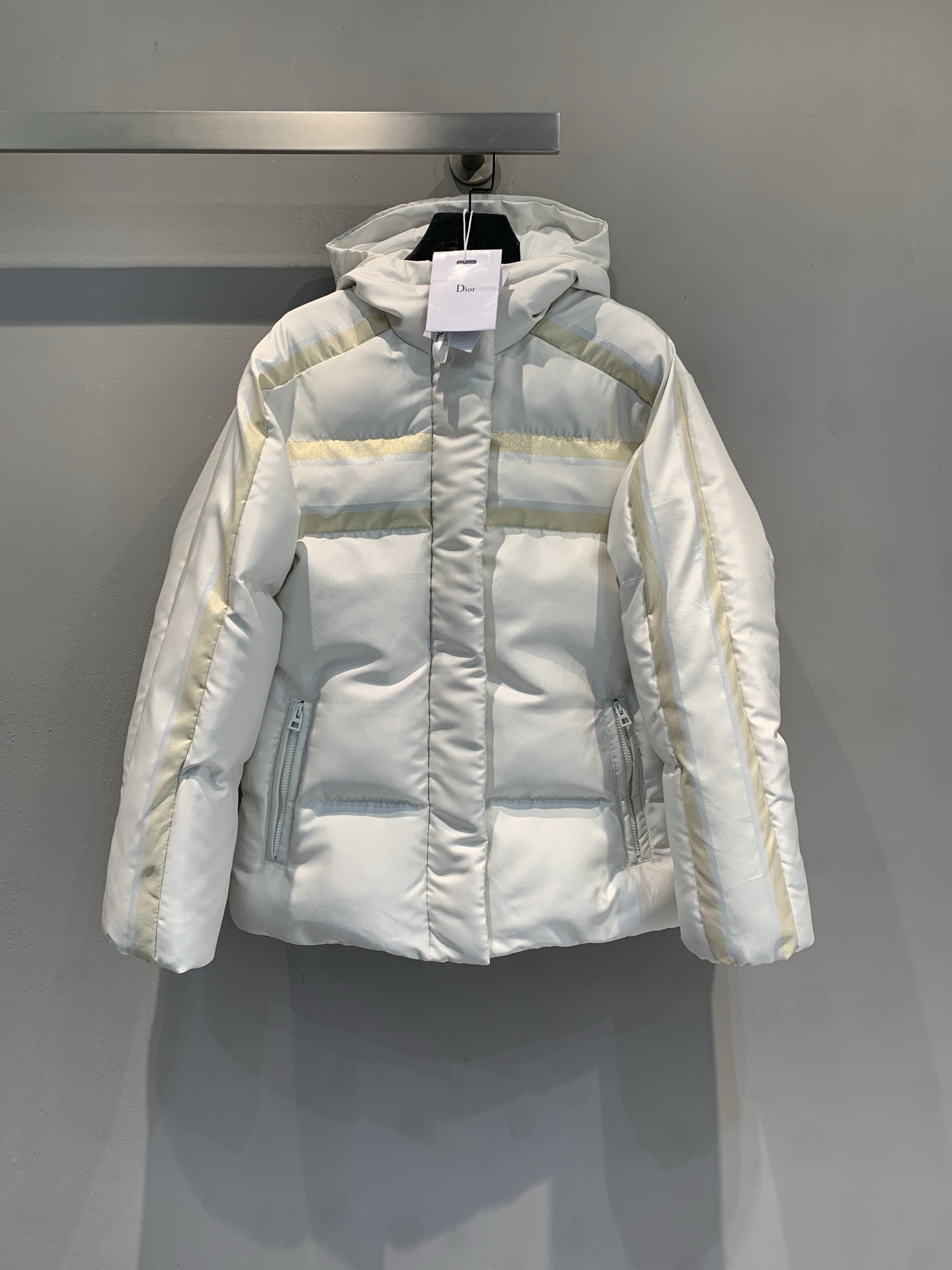 NO:651405,M CD2025 new autumn and winter Alps series ski hooded down jacket with dust bag, inspired by Alpine skiing, light gray nylon fabric + glossy zipper, simple and sporty. High-quality down filling, super warm, hooded design is windproof, cuffs and hem are elasticized, it is also OK for outdoor activities in winter! It has both fashion and function, and can be easily used for skiing and traveling. Size 36 38 40,, loro  piana,down jacket,hats,alexander wang19860909配防尘袋新款出货啦M CD2025秋冬新款Alps系列滑雪连帽羽绒服,灵感源自阿尔卑斯滑雪运动,浅灰色尼龙面料+亮面拉链,简约又运动感满满计.高品质羽绒填充,保暖力超强,连帽设计防风,袖口和下摆松紧处理,冬天户外活动也很OK!时尚与功能兼备,滑雪、旅行都能轻松驾驭.码数36 38 40,,loro piana,down jacket,hats,alexander wang,Women's clothing