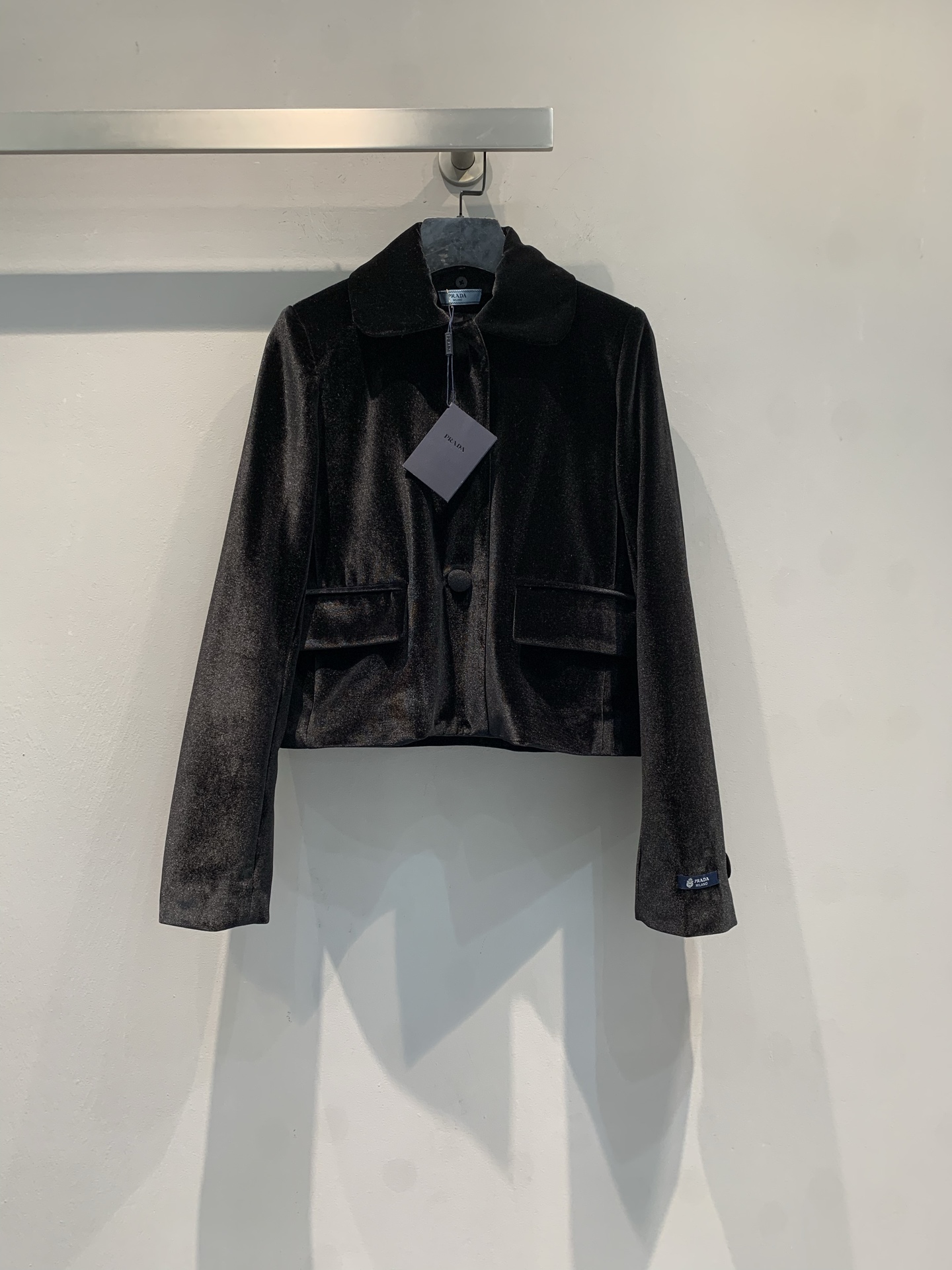 NO:654878,The new model has been shipped. Prad*'s new fashionable retro lapel velvet short jacket for autumn and winter is thick and textured, and is super warm for autumn and winter! The lapel + single-row two-button design is simple and neat, the cuffs and hem are slightly turned up, and the details are perfect. Paired with a skirt of the same material, it has a retro feel and is suitable for commuting and leisure! Size SML, prada, skirts, jackets & coats, alexander wang19860909新款出货啦 Prad*秋冬新款时髦复古翻领丝绒短款外套,厚实有质感,秋冬穿超保暖! 翻领+单排两粒扣设计,简约又利落,袖口和下摆微翘,细节满分计.搭配同材质半裙,复古感拉满,通勤休闲都OK! 码数SML,,prada,skirts,jackets & coats,alexander wang,Women's clothing