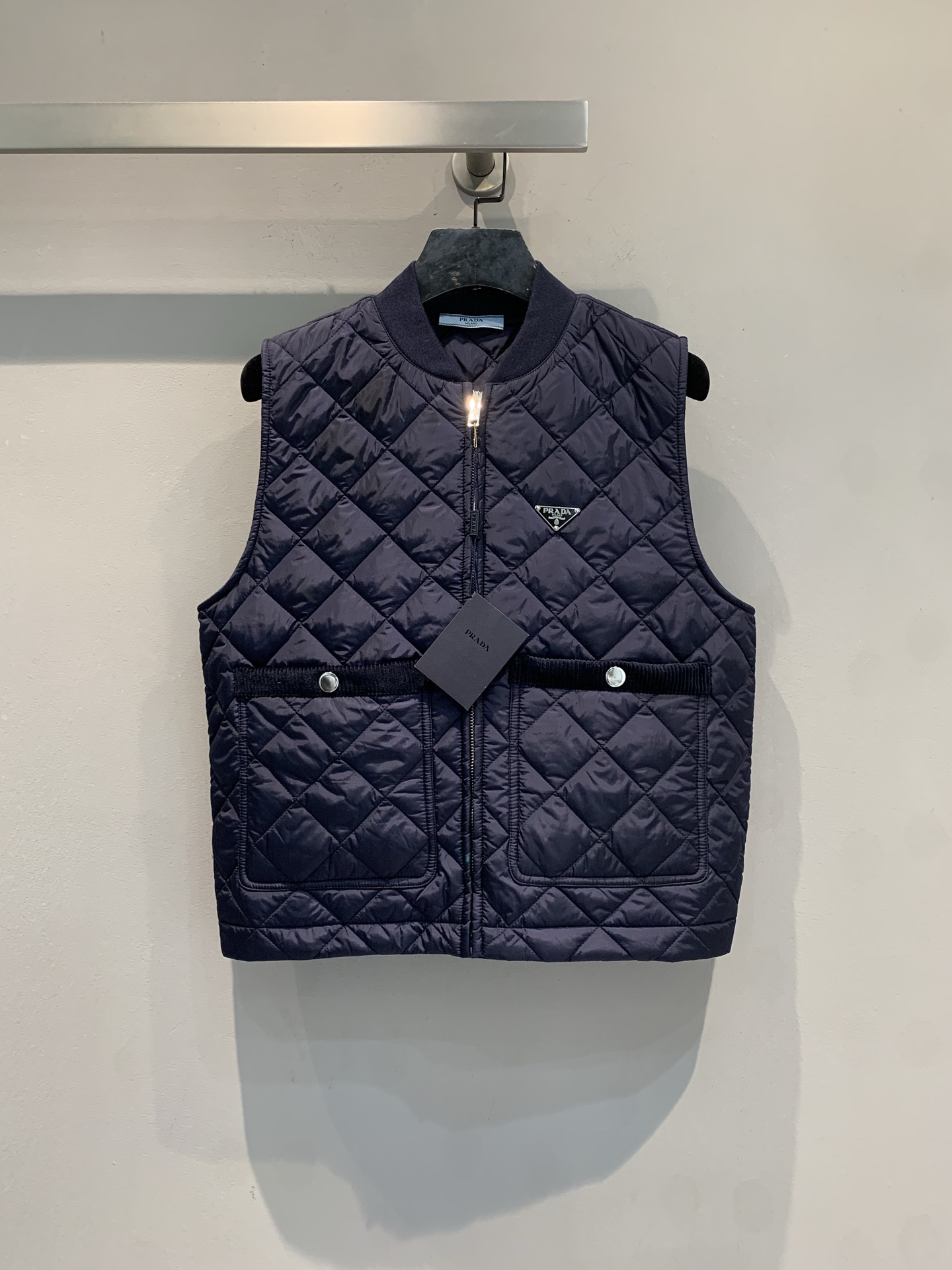 NO:654109,The new model is shipped. M Prad* new diamond quilted vest for autumn and winter, classic diamond pattern + metal triangle logo, low-key and recognizable! The quilted fabric is light and warm, perfect for layering in autumn and winter. Sleeveless short style + waist drawstring, slim and slim, full of British style ~ can be easily controlled for daily commuting or leisure, fashionable and practical. Size SML, prada, alexander wang19860909新款出货啦M Prad*秋冬新款菱格绗缝马甲,经典菱形格纹+金属三角标,低调又有辨识度!夹棉面料轻盈保暖,秋冬叠穿超合适.无袖短款+腰部抽绳,修身显瘦,英伦风满满~日常通勤或休闲都能轻松驾驭,时尚又实用.码数SML,,prada,alexander wang,Women's clothing