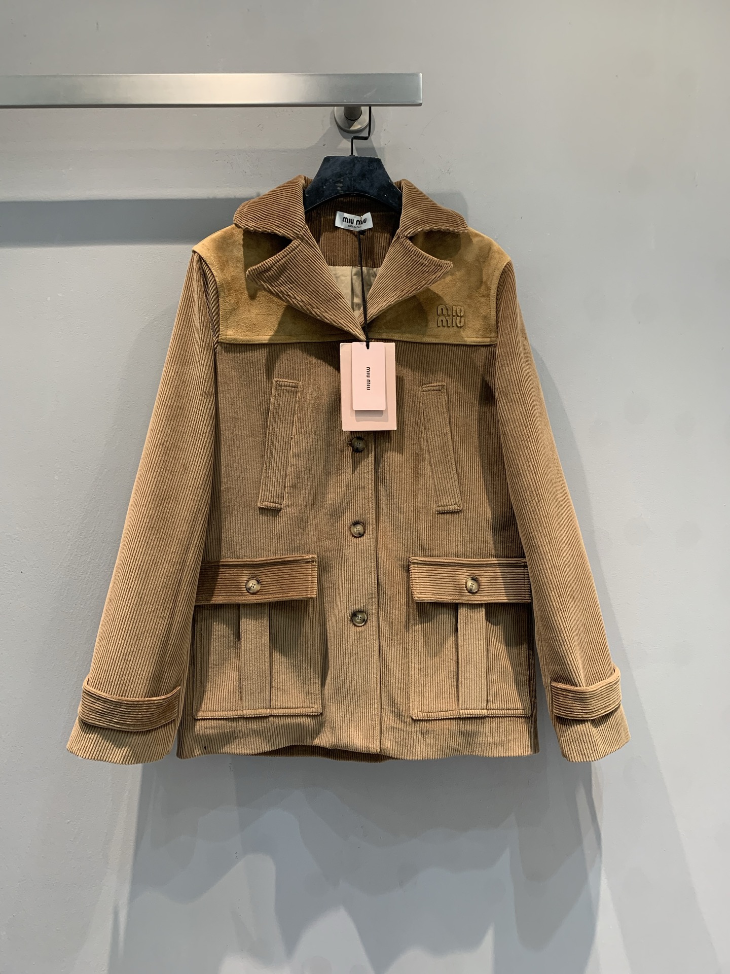 NO:654089,M Miumi* new fashionable retro corduroy lapel jacket for autumn and winter, made of high-quality fabrics, clear texture, full of retro feel. Loose fit + lapel design, multiple pockets on the front are very practical, elasticated cuffs and hem, comfortable and warm. It is very suitable for autumn and winter, it looks great with jeans or skirts, and can easily create a fashionable casual style. Size SML, miumiu, skirts, jeans, jackets & coats, alexander wang19860909新款出货啦M Miumi*秋冬新款时髦复古灯芯绒翻领外套,采用高品质面料,纹理清晰,复古感满满.宽松版型+翻领设计,正面多口袋超实用,袖口和下摆松紧收口,舒适又保暖.秋冬季节穿搭超合适,无论配牛仔裤还是裙装都很出彩,轻松打造时髦休闲风.码数SML,,miumiu,skirts,jeans,jackets & coats,alexander wang,Women's clothing