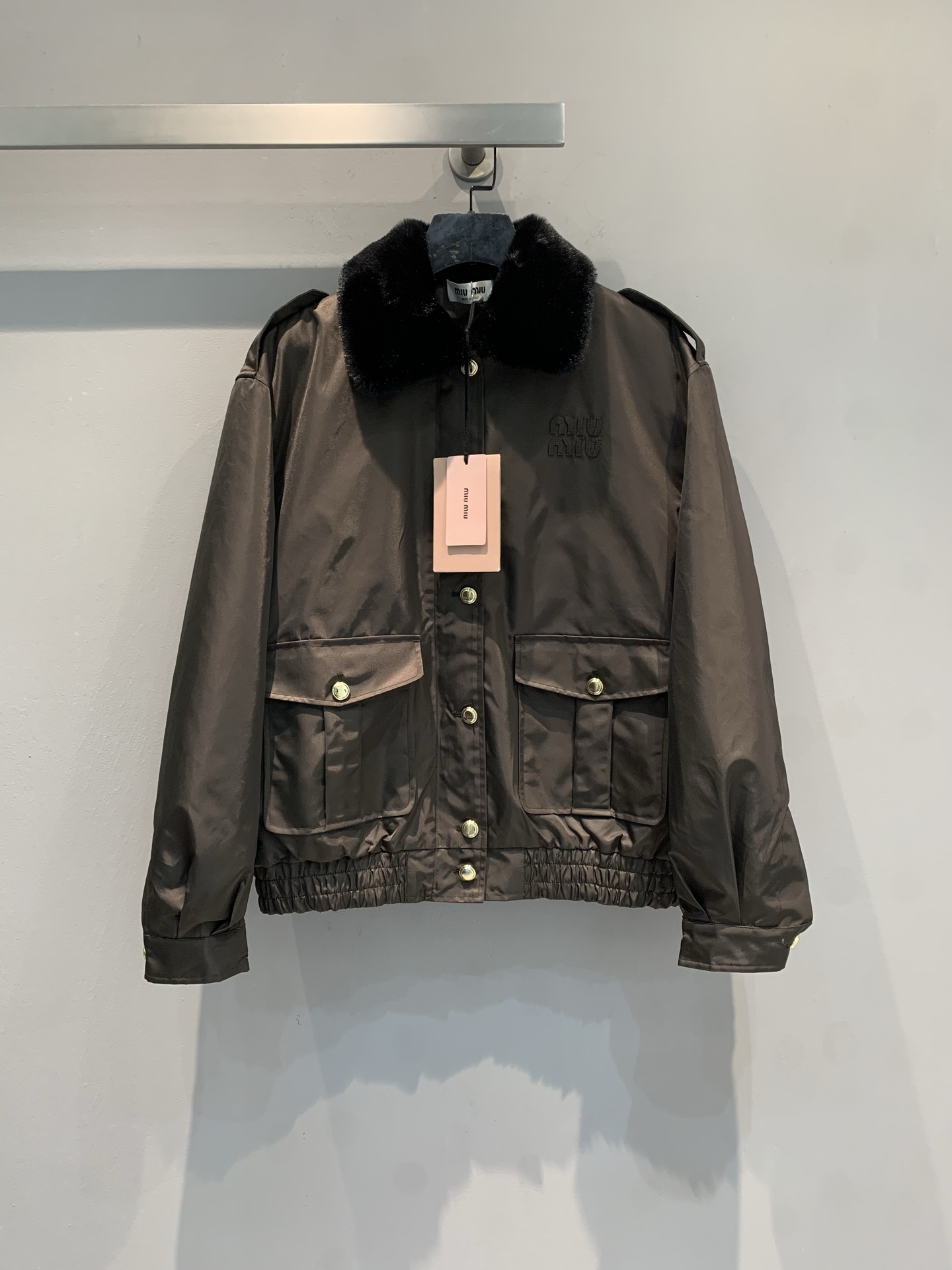 NO:654094,The new model has been shipped. M Miumi* new fashionable retro brown fur collar work jacket for autumn and winter, nylon fabric + soft fur collar, warm and stylish! Multi-pocket design on the front, practical and layered. Short version, super long legs in autumn and winter, can be easily managed in casual or work style ~ college style + sweet and cool temperament, a must-have for fashionistas! Size SML,, miumiu, jackets & coats, alexander wang19860909新款出货啦M Miumi*秋冬新款时髦复古棕色毛领工装夹克,尼龙面料+柔软毛领,保暖又有型!正面多口袋设计,实用又有层次感计.短款版型,秋冬穿超显腿长,休闲or工装风都能轻松驾驭~学院风+甜酷气质,时髦精们必入! 码数SML,,miumiu,jackets & coats,alexander wang,Women's clothing