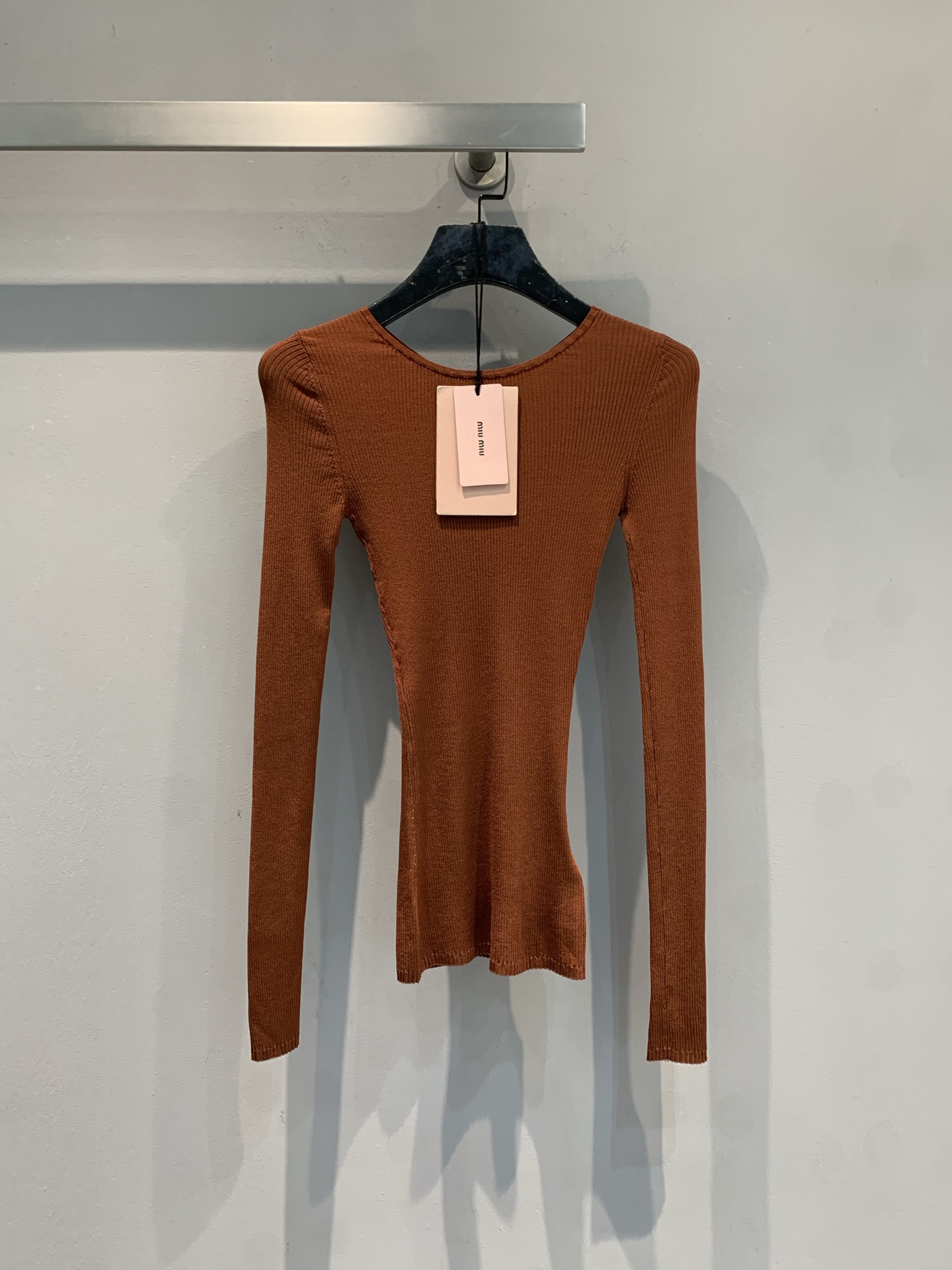 NO:654104,M Miumi* new fashionable and versatile silk-blend mesh knitted bottoming shirt for autumn and winter. It is made of fine vertical striped silk fabric. It is light and breathable, close-fitting and comfortable. The round neck design is simple, and the collar has the same color brand label, which is low-key and recognizable. Whether worn alone or layered, it can easily create a fashionable layering. It is a must-have and versatile item for the wardrobe! Size SML,, miumiu, real silk, alexander wang19860909新款出货啦M Miumi*秋冬新款时髦百搭真丝混纺网眼针织打底衫,采用细密竖条纹真丝面料,轻薄透气,贴身又舒适.圆领设计简约,领口有同色系品牌贴标,低调又有辨识度.无论单穿还是内搭,都能轻松打造时髦层次感,是衣橱必备百搭单品! 码数SML,,miumiu,real silk,alexander wang,Women's clothing