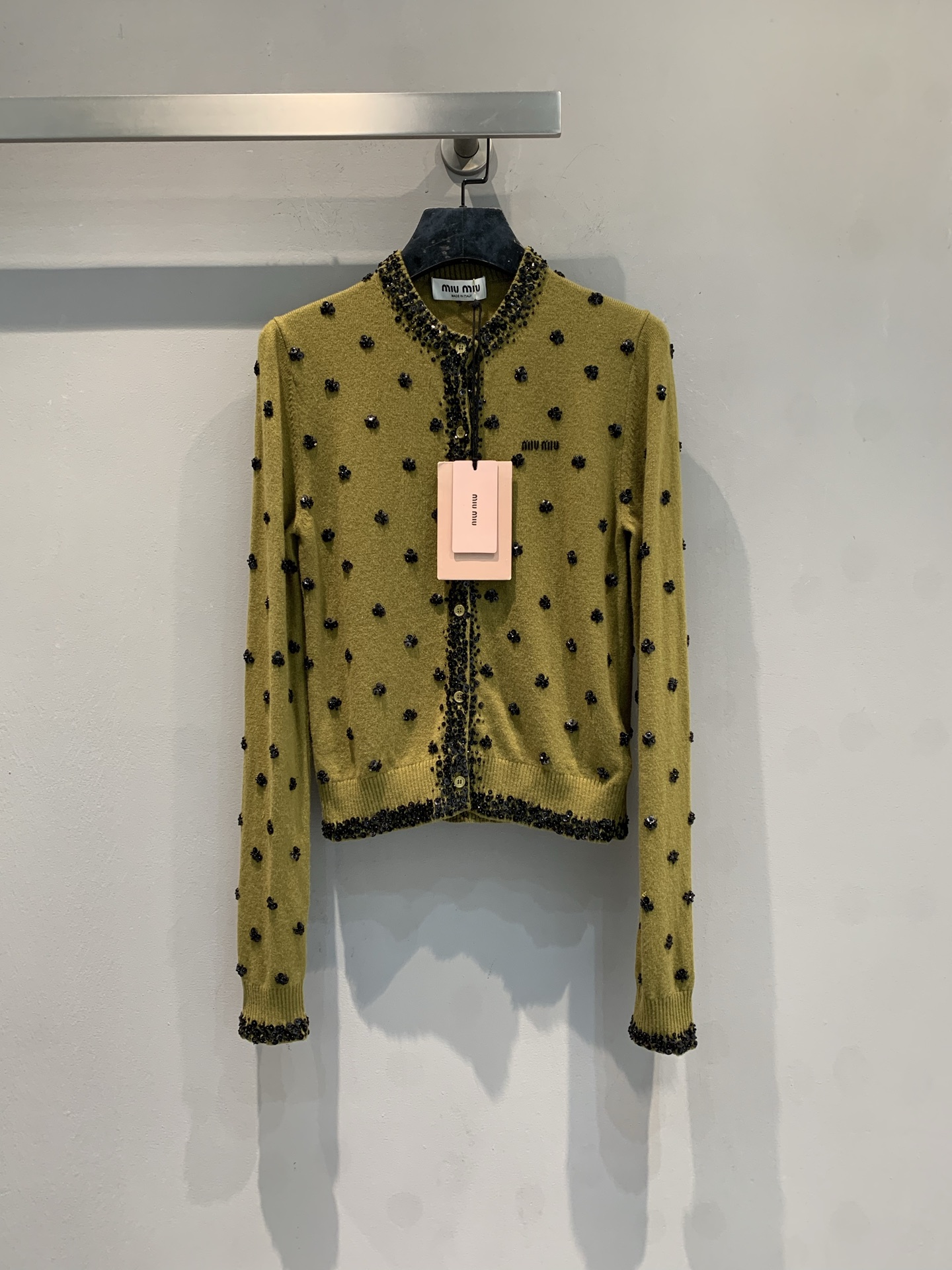 NO:654117,The new model has been shipped. M Miumi* new holiday series beaded knitted cardigan for autumn and winter. The main color is olive green + black hand-beaded. It is full of retro American college style. The collar, cuffs and hem are decorated with rhinestones, which is exquisite. The short design is super slim when paired with a high-waisted skirt or trousers. It is warm and fashionable in autumn and winter! The knitted fabric is soft and comfortable, and can be easily used in daily or formal occasions~ Size SML,, miumiu, skirts, alexander  wang19860909新款出货啦M Miumi*秋冬新款Holiday系列钉珠针织开衫,橄榄绿主色+黑色手工钉珠,复古美式学院风满满.领口、袖口和下摆有水钻镶边,精致感爆棚.短款设计,搭高腰裙or裤装都超显瘦,秋冬穿既保暖又时髦!针织面料柔软舒适,日常或正式场合都能轻松驾驭~ 码数SML,,miumiu,skirts,alexander wang,Women's clothing