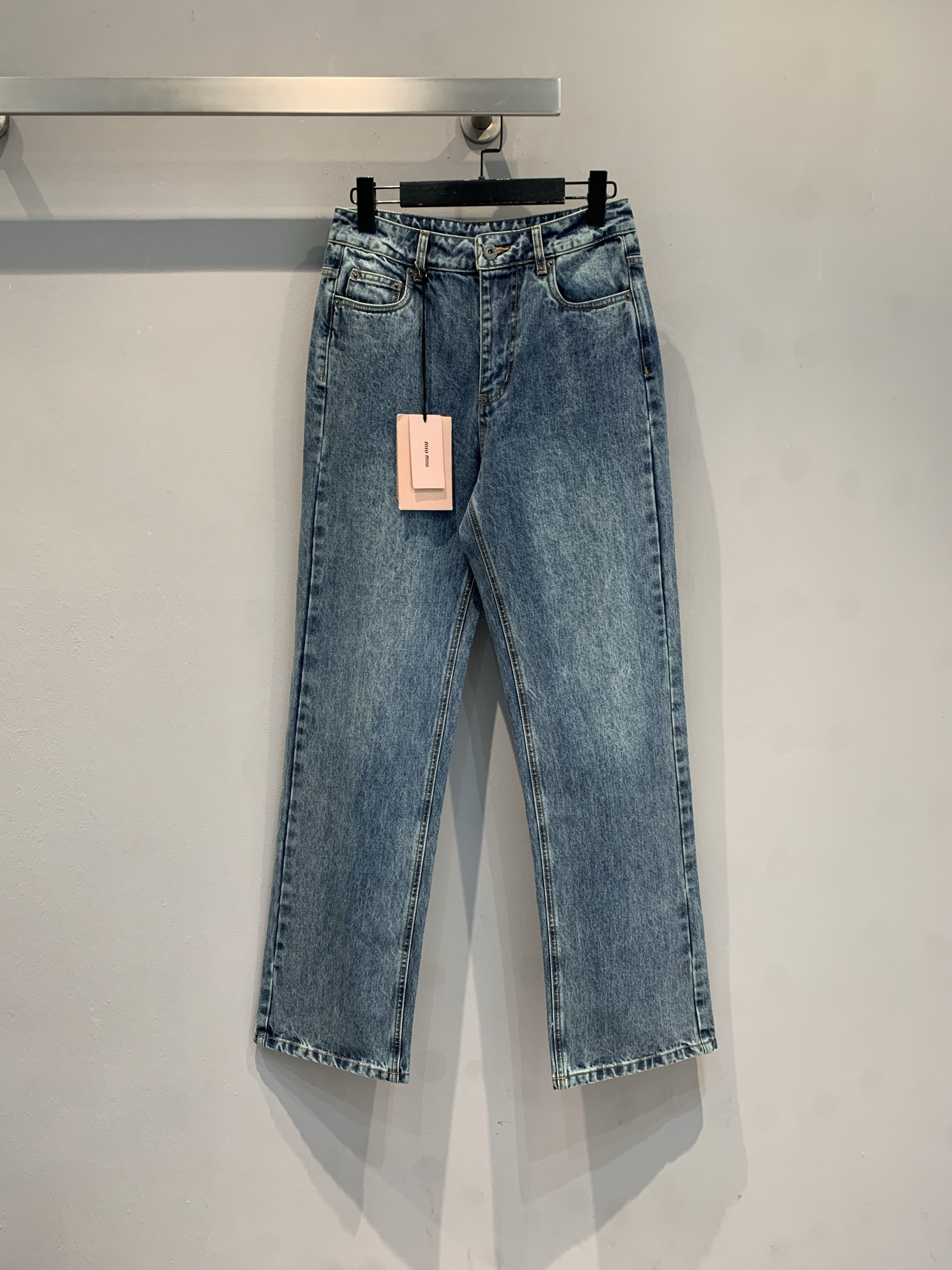 NO:655697,The new model is shipped M Miumi* 2025 new fashionable retro letter embroidered straight jeans for autumn and winter, dark blue denim fabric, brand embroidery on the back pocket, perfect details. The straight pants shape modifies the leg shape, retro and fashionable, and can be easily used for daily casual or light luxury occasions. The fabric is soft and elastic, comfortable to wear, and goes well with sweaters and shirts. It is very suitable for autumn and winter! Size SML,,miumiu,jeans,sweaters,shirts,alexander wang19860909新款出货啦M Miumi*2025秋冬新款时髦复古字母刺绣直筒牛仔裤,深蓝丹宁面料,后袋有品牌刺绣,细节满分计.直筒裤型修饰腿型,复古又时髦,日常休闲或轻奢场合都能轻松驾驭.面料柔软有弹性,穿着舒适,搭配毛衣、衬衫都很出彩,秋冬季节超适合! 码数SML,,miumiu,jeans,sweaters,shirts,alexander wang,Women's clothing