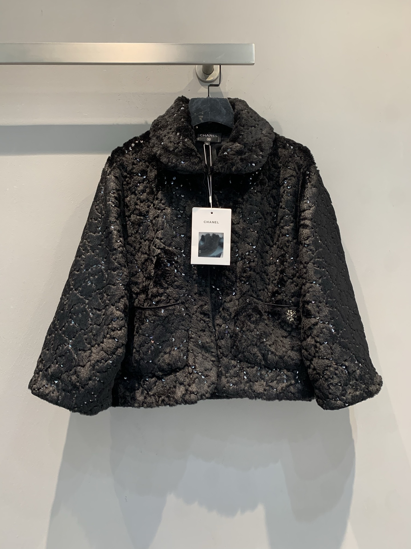 NO:654892,Comes with dust bag, new model shipped M. Comes with dust bag. C's new autumn and winter ski series double C jacket, environmentally friendly fur material, soft plush texture, low-key sequin embellishment, luxurious and environmentally friendly. Loose fit + large lapel + zipper design, practical and fashionable, milky white super versatile, can be worn in autumn and winter to create a winter atmosphere. Inspired by skiing, it is both warm and fashionable, can be easily worn in daily life or festivals! Size 36 38 40,,chanel,jackets &  coats,alexander wang19860909配防尘袋新款出货啦M 配防尘袋 C家秋冬新款滑雪系列双C外套,环保皮草材质,柔软毛绒质感,低调亮片点缀,奢华又环保.宽松版型+大翻领+拉链设计,实用又时髦,奶白色超百搭,秋冬穿出冬日氛围感.灵感来自滑雪运动,兼具保暖与时尚,日常或节日都能轻松驾驭! 码数36 38 40,,chanel,jackets & coats,alexander wang,Women's clothing