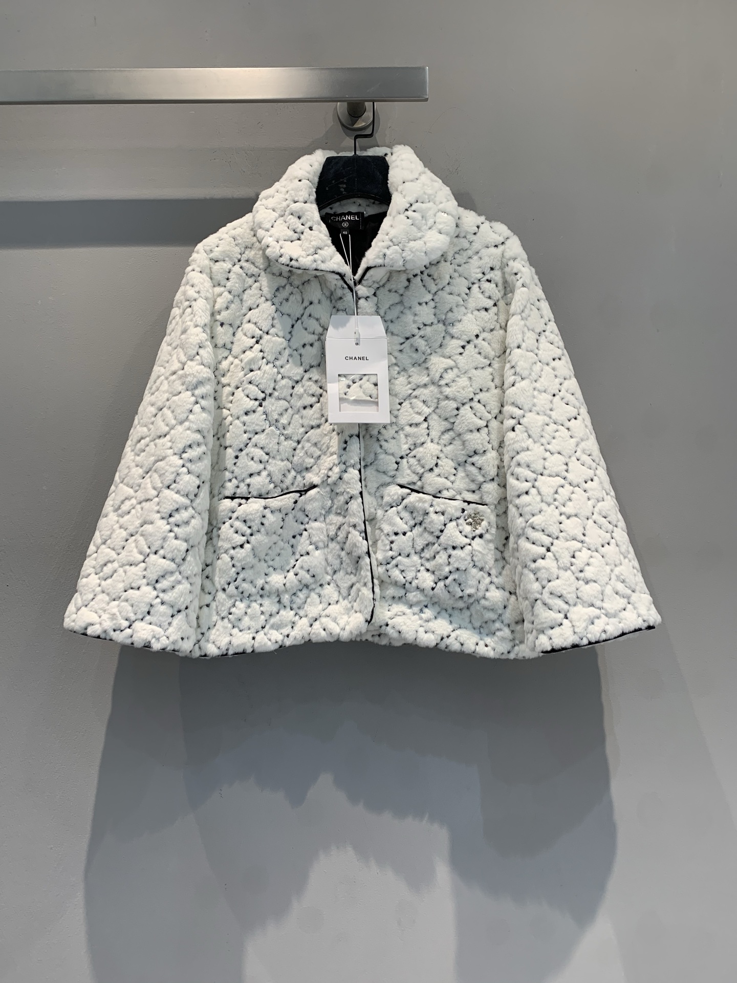 NO:654882,Comes with dust bag, new model shipped M. Comes with dust bag. C's new autumn and winter ski series double C jacket, environmentally friendly fur material, soft plush texture, low-key sequin embellishment, luxurious and environmentally friendly. Loose fit + large lapel + zipper design, practical and fashionable, milky white super versatile, can be worn in autumn and winter to create a winter atmosphere. Inspired by skiing, it is both warm and fashionable, can be easily worn in daily life or festivals! Size 36 38 40,,chanel,jackets &  coats,alexander wang19860909配防尘袋新款出货啦M 配防尘袋 C家秋冬新款滑雪系列双C外套,环保皮草材质,柔软毛绒质感,低调亮片点缀,奢华又环保.宽松版型+大翻领+拉链设计,实用又时髦,奶白色超百搭,秋冬穿出冬日氛围感.灵感来自滑雪运动,兼具保暖与时尚,日常或节日都能轻松驾驭! 码数36 38 40,,chanel,jackets & coats,alexander wang,Women's clothing