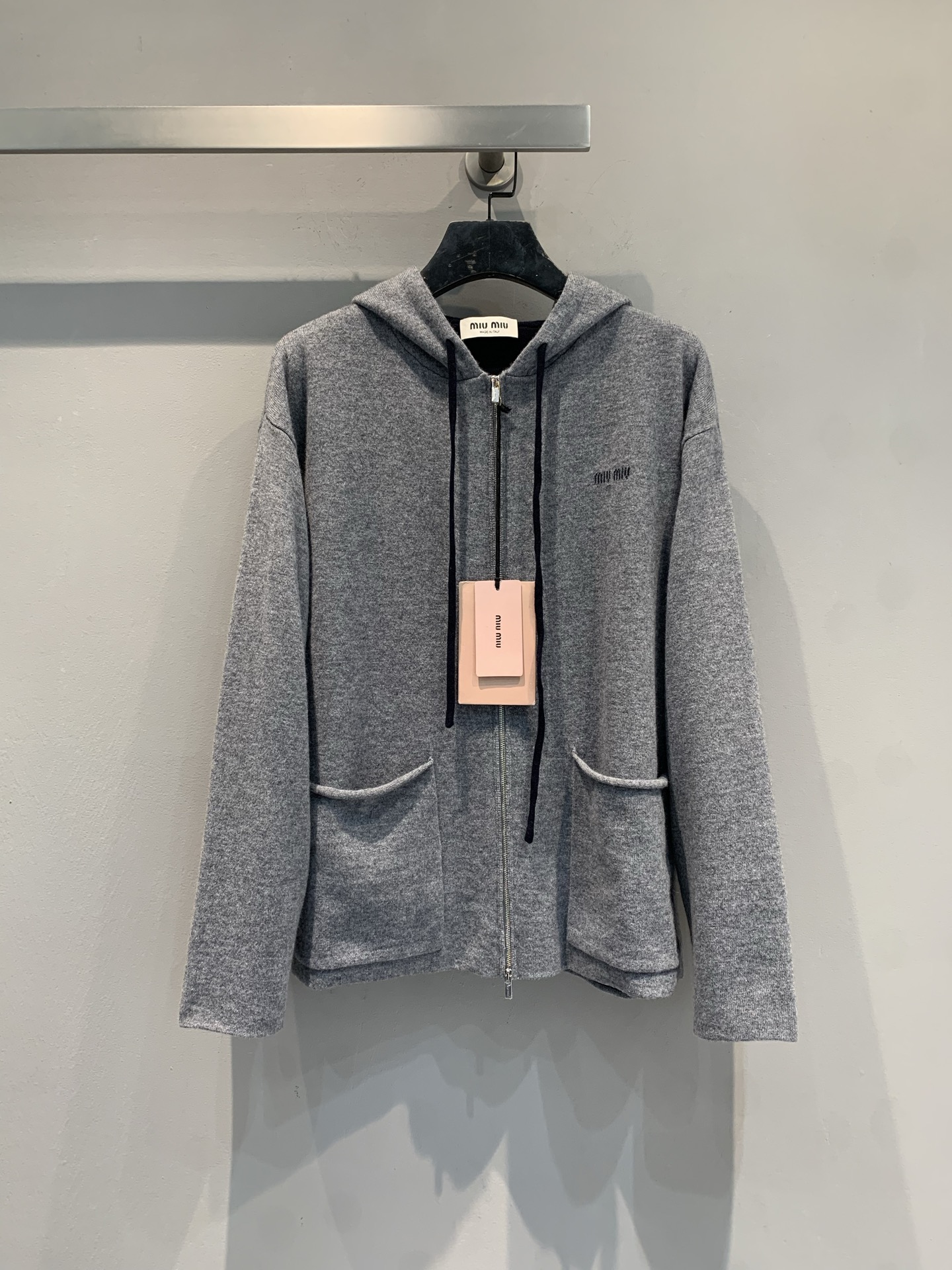 NO:659103,The new model is out. Miumi*2026 new style early spring fashionable zippered cashmere hooded knitted cardigan. Made of cashmere, it is soft, delicate and warm. It is super comfortable to wear in autumn and winter! The gray color is low-key and versatile, the double-open zipper design is easy to put on and take off, and the hood + drawstring details are very casual. The loose fit, two large pockets are practical and fashionable, and can be easily used for commuting and leisure. Double-sided knitting technology makes the texture more advanced, comfortable and fashionable, a must-buy for sisters who like exquisite life!  Code numberSML,,miumiu,hats,alexander wang19860909新款出货啦 Miumi*2026早春新款学院风时髦拉链羊绒连帽针织开衫,采用山羊绒,柔软细腻又保暖,秋冬穿超舒服!灰色低调百搭,双开拉链设计方便穿脱,连帽+抽绳细节很有休闲感.宽松版型,两个大口袋实用又时髦,通勤休闲都能轻松驾驭双面针织工艺让质感更高级,舒适与时尚兼具,喜欢精致生活的姐妹必入! 码数SML,,miumiu,hats,alexander wang,Women's clothing