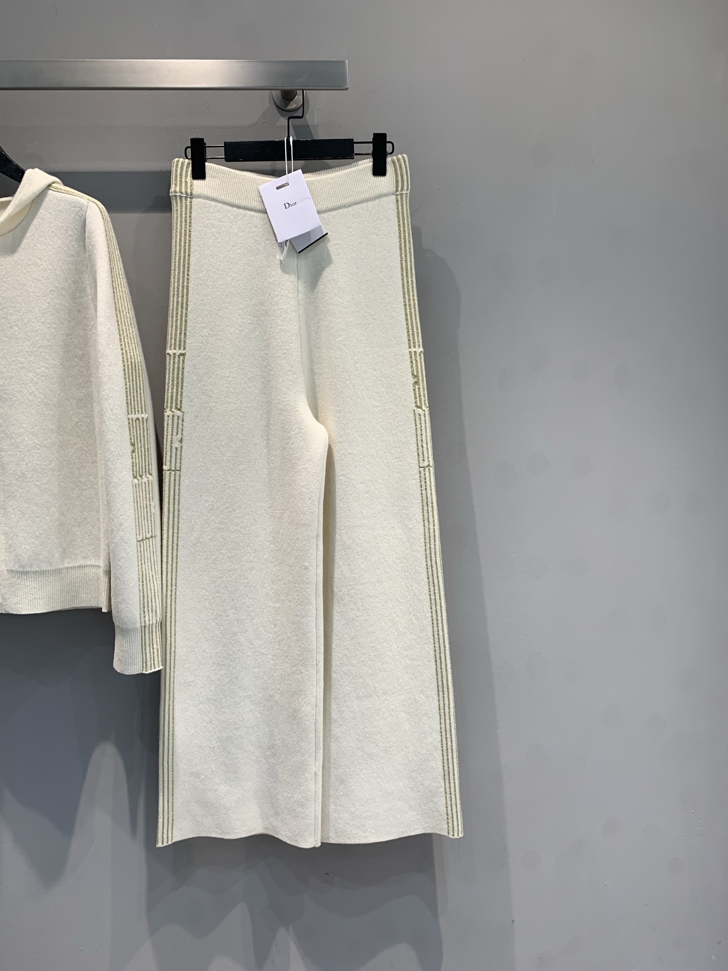 NO:655734,New model shipped M  CD2026 new early spring Oblique cashmere wide-leg pants are made of soft, skin-friendly kid cashmere. The off-white body is matched with Oblique jacquard of the same color, which is low-key and recognizable. The straight wide-leg design + elastic waist is very tolerant and can be worn freely without being too bulky. The off-white color is versatile and can be worn with a sweater or a shirt to create a sense of atmosphere. The side stripes are full of stitching details, giving a literary and casual style. It can be easily controlled for daily commuting and at home, comfortable and textured! Size 36  38 40,,shirts,alexander wang19860909新款出货啦M CD2026早春新款Oblique羊绒阔腿裤,采用柔软亲肤小山羊绒,米白色衣身配同色系Oblique提花,低调又有辨识度.直筒阔腿设计+松紧腰,包容性强,穿着自在不挑身材~米白色百搭,随便配针织衫或衬衫都很有氛围感.侧边条纹缝线细节满满,文艺休闲风get.日常通勤,居家都能轻松驾驭,舒适又有质感! 码数36 38 40,,shirts,alexander wang,Women's clothing