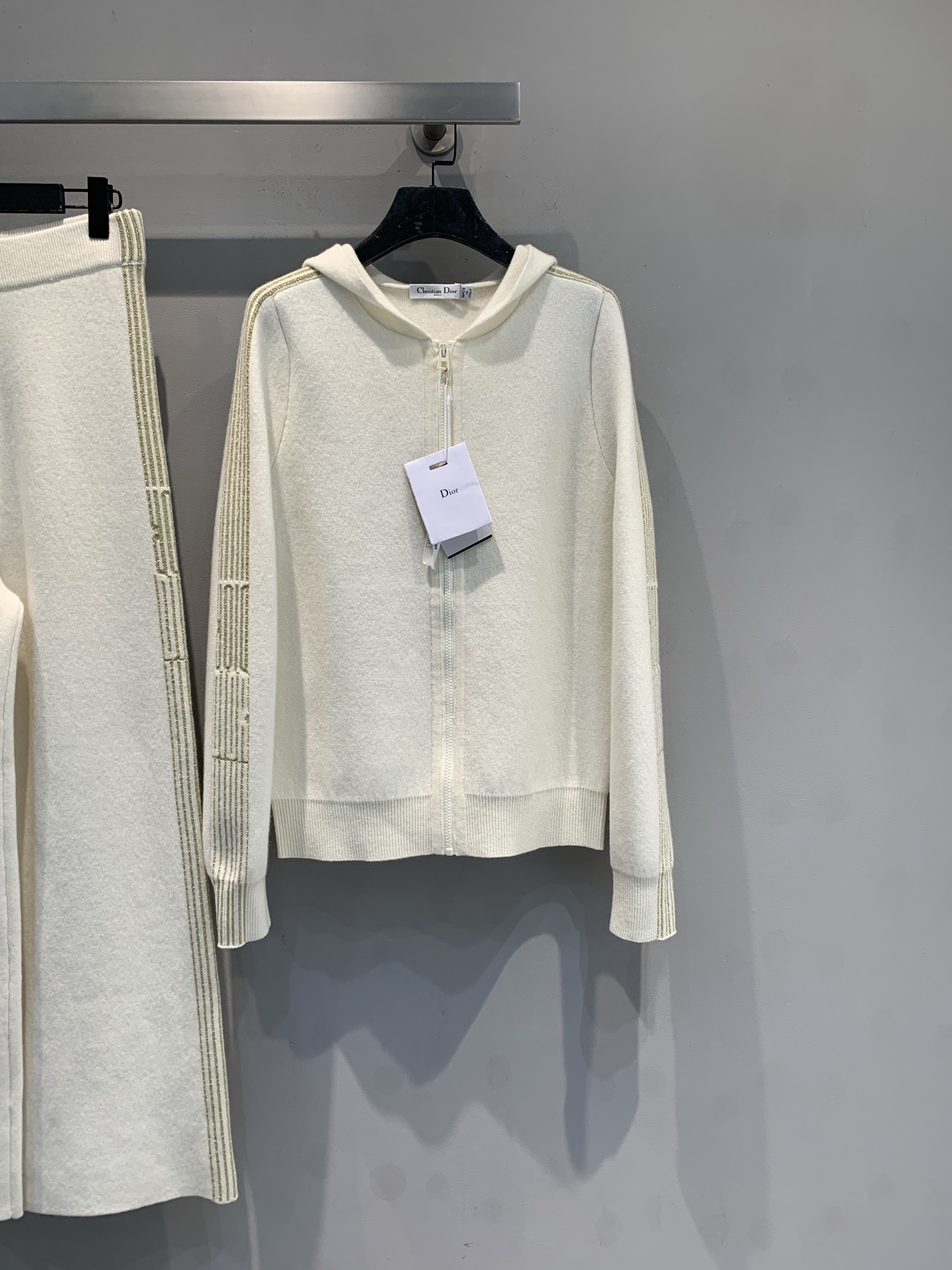 NO:655725,M CD2026 early spring new Oblique cashmere hoodie, made of soft and skin-friendly kid cashmere, off-white body with Oblique jacquard of the same color, low-key and recognizable. Drawstring hood + full zipper design, casual and versatile, ribbed cuffs and hem, warm and comfortable. Whether at home or out, you can easily create a casual and high-end atmosphere. Size 36 38 40,, hats, alexander wang19860909新款出货啦M CD2026早春新款Oblique羊绒连帽衫,采用柔软亲肤小山羊绒,米白色衣身配同色系Oblique提花,低调又有辨识度 .抽绳兜帽+全拉链设计,休闲百搭,袖口和下摆罗纹收口,保暖又舒适.无论居家还是外出,都能轻松打造随性高级氛围感.码数36 38 40,,hats,alexander wang,Women's clothing