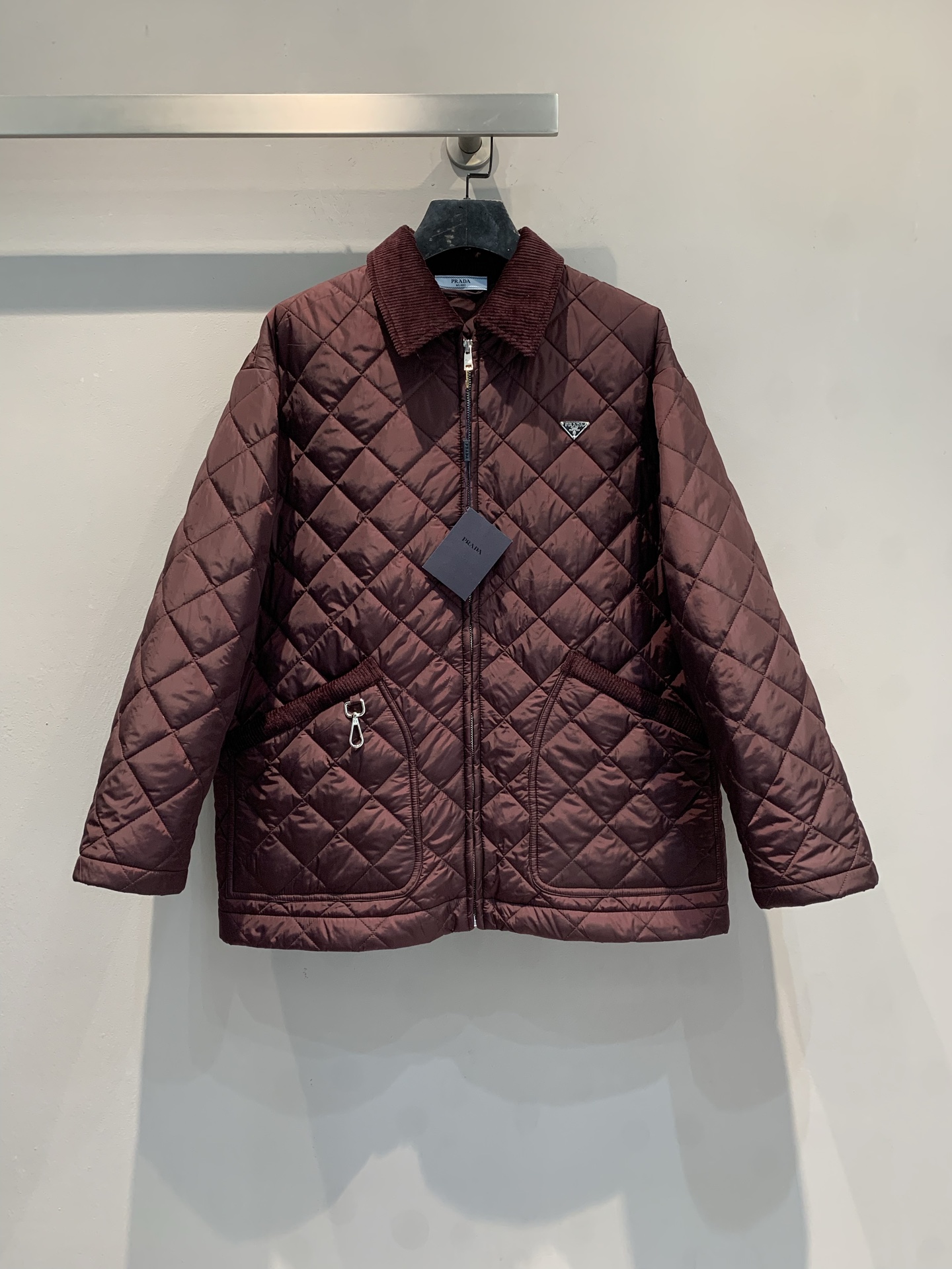 NO:654911,The new model is shipped. Prad*'s new fashionable and versatile triangular logo corduroy collar light cotton jacket for autumn and winter. It has a classic diamond quilting design, which is light and warm. The corduroy lapel has a retro feel and is soft to the touch. It is very suitable for autumn and winter. Metal zippers + exquisite buttons are a must-have for details! Mid-length tailoring, easy to control for commuting and leisure. Size SML, prada, alexander wang19860909新款出货啦 Prad*秋冬新款时髦百搭三角标灯芯绒领轻薄棉服,经典菱格绗缝设计,轻盈又保暖.灯芯绒翻领复古感满满,触感柔软,秋冬穿超合适.金属拉链+精致纽扣,细节控必入!中长款剪裁,通勤休闲都能轻松驾驭.码数SML,,prada,alexander wang,Women's clothing