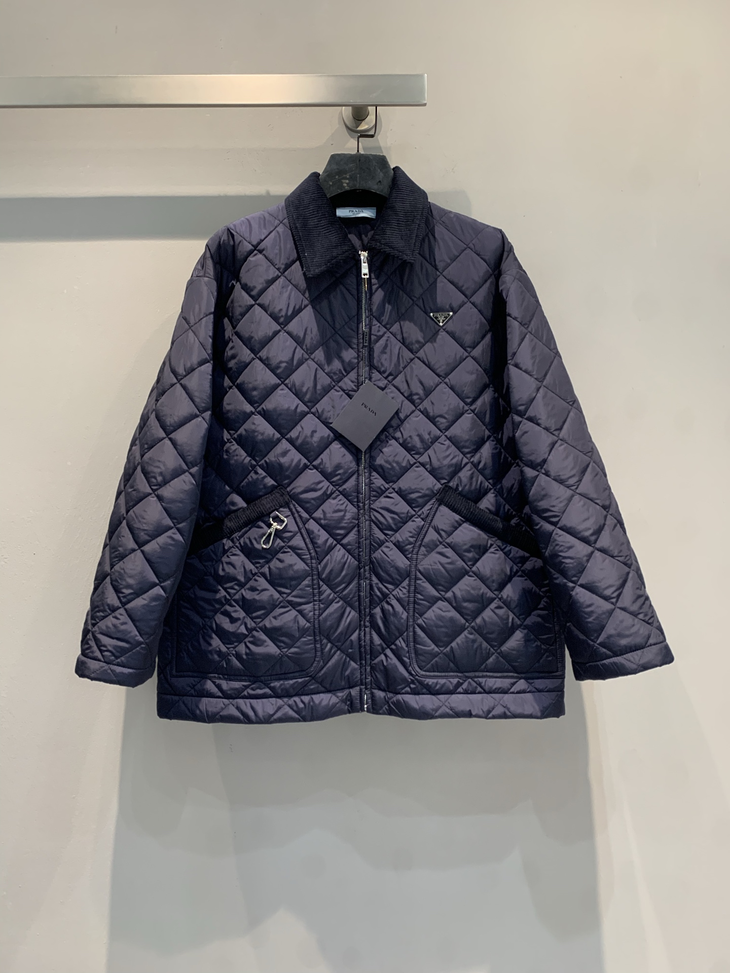 NO:654906,M Prad* new fashionable and versatile triangular logo corduroy collar light cotton jacket for autumn and winter, classic diamond quilting design, light and warm. The corduroy lapel has a retro feel and is soft to the touch, which is very suitable for autumn and winter. Metal zipper + exquisite buttons, detail control is a must! Mid-length tailoring, easy to control for commuting and leisure. Size SML,, prada, alexander wang19860909新款出货啦M Prad*秋冬新款时髦百搭三角标灯芯绒领轻薄棉服,经典菱格绗缝设计,轻盈又保暖.灯芯绒翻领复古感满满,触感柔软,秋冬穿超合适.金属拉链+精致纽扣,细节控必入!中长款剪裁,通勤休闲都能轻松驾驭.码数SML,,prada,alexander wang,Women's clothing