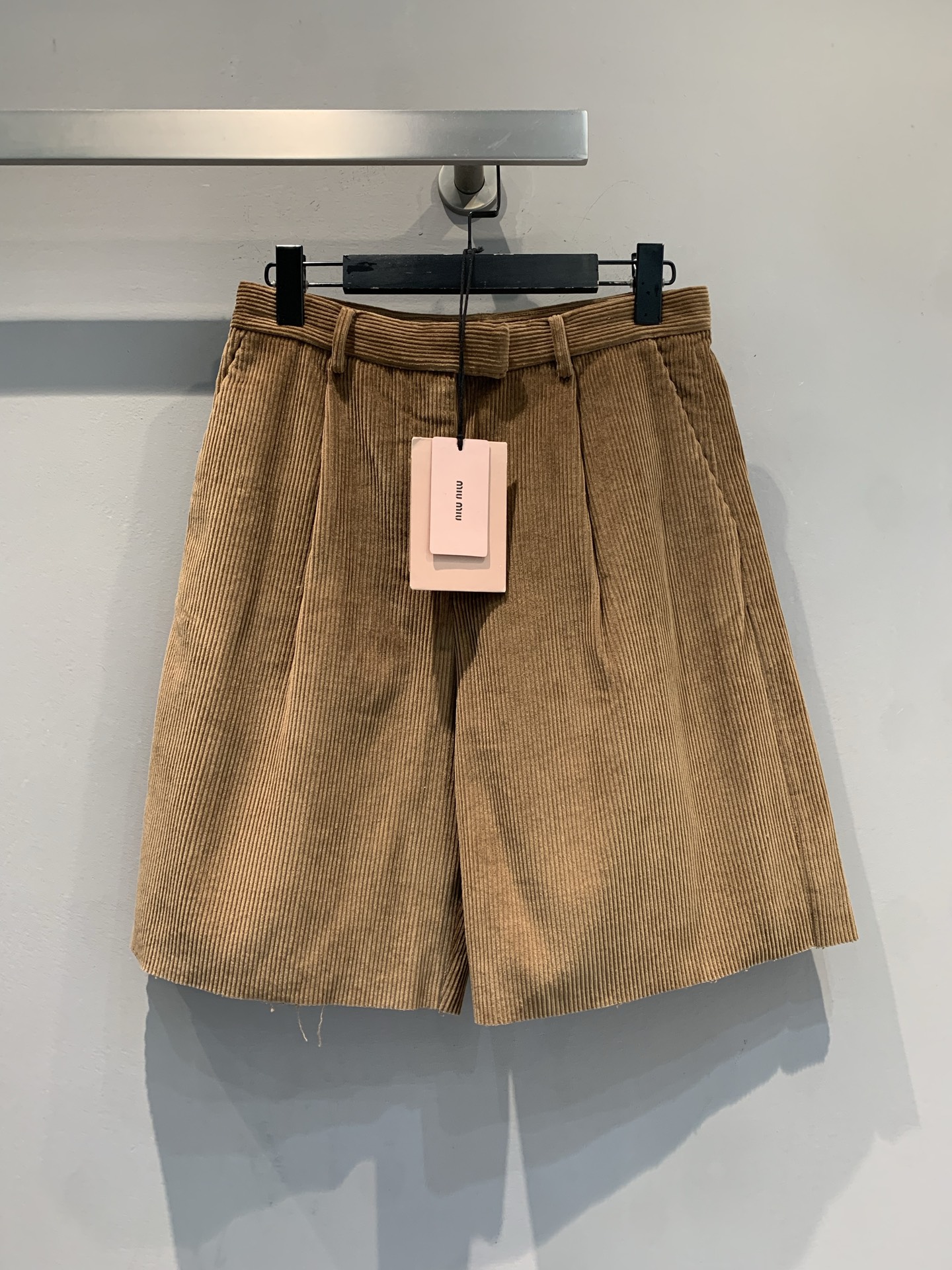 NO:654921,New model is out. Miumi* new retro fashionable belted corduroy shorts for autumn and winter, made of high-quality corduroy, soft and textured. High-waisted A-line wide-leg design, slimming and flattering leg shape, super atmospheric in autumn and winter. Caramel brown retro and versatile, looks great with boots or sweaters! The waist is elastic, comfortable to wear without being too bulky, and can be easily managed for commuting and leisure~ Size SML,,miumiu,boots,shorts,sweaters,alexander  wang19860909新款出货啦 Miumi*秋冬新款复古时髦腰带灯芯绒短裤,采用高品质灯芯绒,触感柔软有质感.高腰A字阔腿设计,显瘦又修饰腿型,秋冬穿超有氛围感.焦糖棕色复古百搭,随便配靴子或毛衣都很出彩!腰部松紧,穿着舒适不挑身材,通勤休闲都能轻松驾驭~ 码数SML,,miumiu,boots,shorts,sweaters,alexander wang,Women's clothing