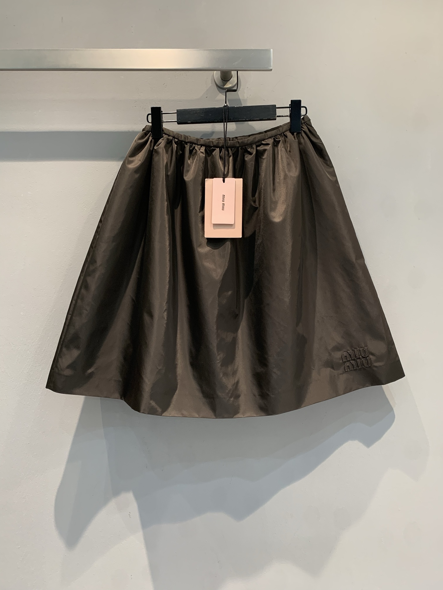 NO:654926,M Miumi* new fashionable retro brown A-line embossed skirt for autumn and winter, made of glossy fabric, retro and textured. Elastic high waist design, comfortable to wear and not flattering on the figure, pleated skirt, elegant and flexible when walking. The embossed logo of the same color in the lower right corner shows the brand details in a low-key manner, perfect for recognition! It can be easily used for daily commuting or dating, fashionable and practical~ Size SML,, miumiu, skirts, alexander wang19860909新款出货啦M Miumi*秋冬新款时髦复古棕色A字压花半裙,采用光泽感面料,复古又有质感.松紧高腰设计,穿着舒适不挑身材,百褶裙摆走路飘逸灵动计.右下角同色系压花徽标,低调展现品牌细节,辨识度满分!日常通勤或约会都能轻松驾驭,时髦又实用~ 码数SML,,miumiu,skirts,alexander wang,Women's clothing