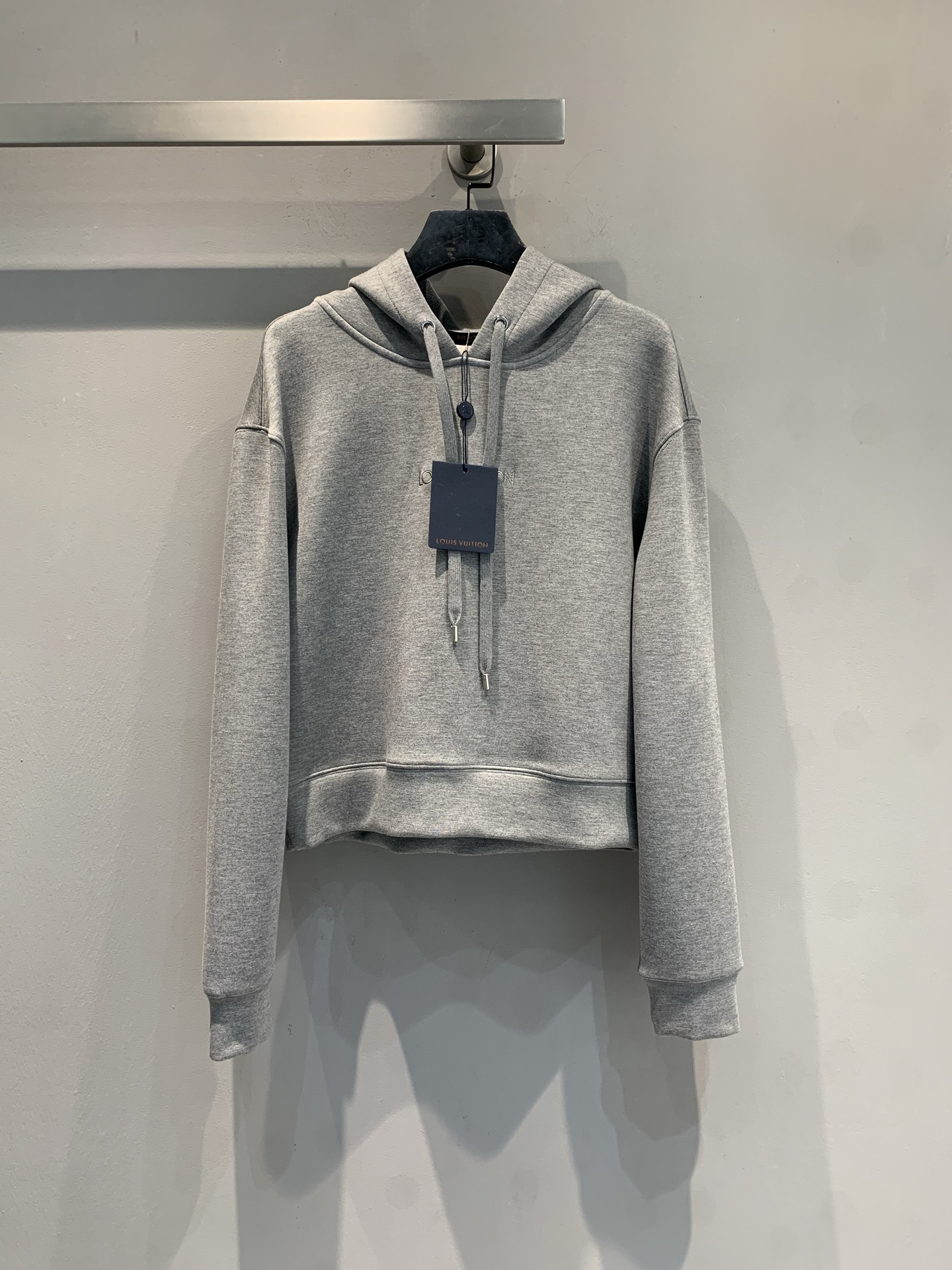 NO:654092,The new model is shipped. M L's 2026 early spring new gray short hooded sweatshirt is made of high-quality cotton, soft and comfortable, and super friendly for daily wear! Simple design + brand logo embroidery, low-key and recognizable. The short cut is paired with high-waist bottoms to easily create a leg-lengthening effect, fashionable and neat ~ It can be easily controlled whether it is casual or sports style. Size SML, Louis Vuitton, hoodie, sweatshirts, hats, alexander wang19860909新款出货啦M L家2026早春新款灰色短款连帽卫衣,采用高品质棉料,柔软舒适,日常穿搭超友好!简约设计+品牌Logo刺绣,低调又有辨识度计.短款剪裁搭配高腰下装,轻松打造显腿长效果,时髦又利落~无论休闲还是运动风都能轻松驾驭.码数SML,,louis vuitton,hoodie,sweatshirts,hats,alexander wang,Women's clothing