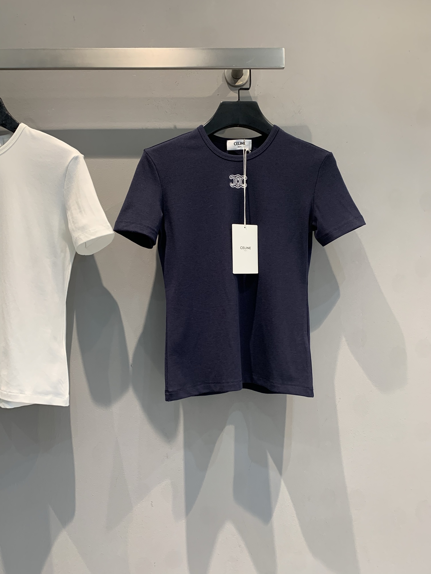 NO:654087,New model shipped MCelin* 2026 new spring and summer Arc de Triomphe Logo short-sleeved T-shirt, made of high-quality cotton, soft and comfortable, round neck design + logo embroidery on the chest, low-key and recognizable. Slim fit, suitable for wearing alone or layered, easy to cope with various occasions. The brand's iconic item, a must-have for fashion lovers! Size SML, celine, T-shirt, tees, t-shirt, alexander wang19860909新款出货啦MCelin*2026春夏新款凯旋门Logo短袖T恤,采用高品质棉料,柔软舒适,圆领设计+胸前Logo刺绣,低调又有辨识度计.修身剪裁,单穿或内搭都很OK,轻松应对多种场合.品牌标志性单品,时尚爱好者必入! 码数SML,,celine,T-shirt,tees，t-shirt,alexander wang,Women's clothing