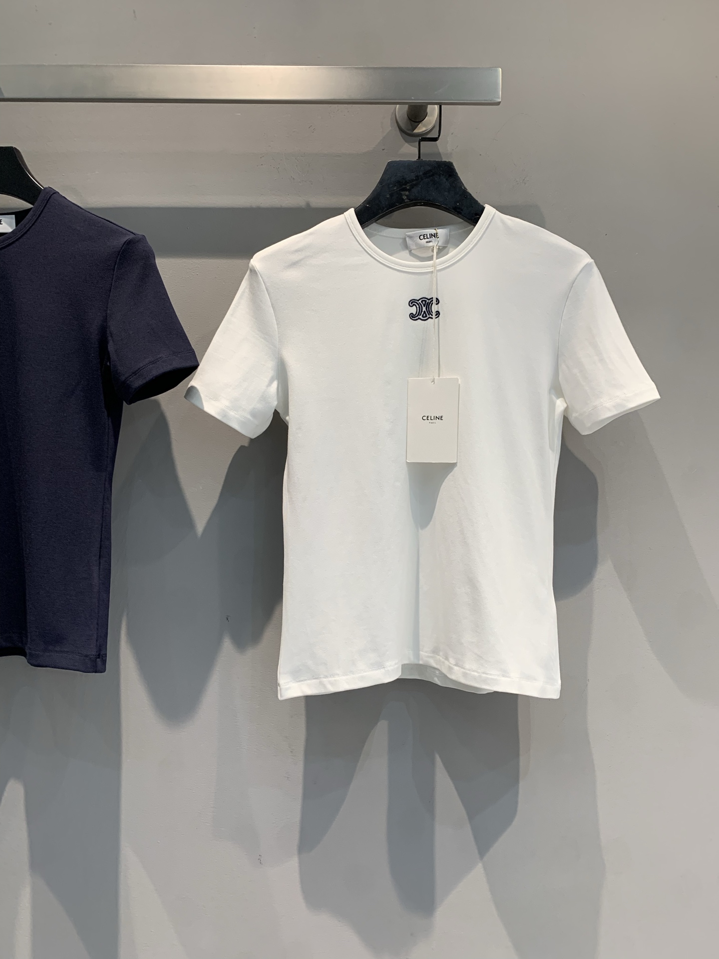 NO:654081,M Celin* 2026 new spring and summer new Arc de Triomphe Logo short-sleeved T-shirt, made of high-quality cotton, soft and comfortable, round neck design + chest logo embroidery, low-key and recognizable. Slim fit, suitable for wearing alone or layered, easy to cope with various occasions. The brand's iconic item, a must-have for fashion lovers! Size SML,,celine,T-shirt,tees,t-shirt,alexander wang19860909新款出货啦M Celin*2026春夏新款凯旋门Logo短袖T恤,采用高品质棉料,柔软舒适,圆领设计+胸前Logo刺绣,低调又有辨识度计.修身剪裁,单穿或内搭都很OK,轻松应对多种场合.品牌标志性单品,时尚爱好者必入! 码数SML,,celine,T-shirt,tees，t-shirt,alexander wang,Women's clothing