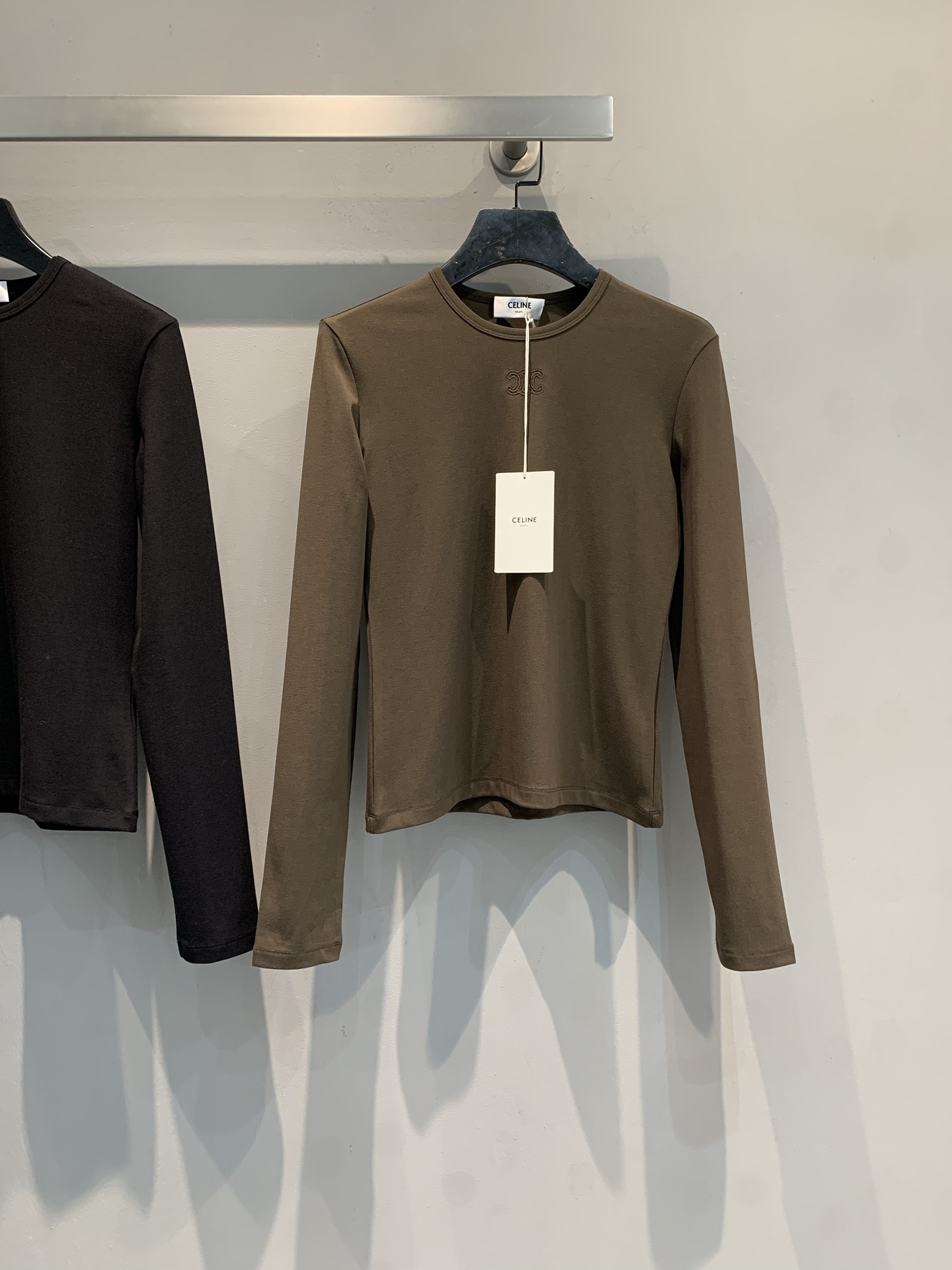 NO:654069,The new model is out. M Celin*2026 early spring new Arc de Triomphe embroidered logo long-sleeved bottoming shirt. The embroidered logo on the chest is simple and recognizable. High-quality cotton material, soft and skin-friendly, super comfortable to wear. The slim fit is OK to wear alone or layered, and can easily cope with various occasions. Minimalist style, low-key luxury, suitable for sisters who like textured outfits! Size SML,,celine,alexander wang19860909新款出货啦M Celin*2026早春新款凯旋门刺绣logo长袖打底衫.胸前刺绣Logo简约又有辨识度计.高品质棉料,柔软亲肤,穿着超舒适.修身版型,单穿或内搭都很 OK,轻松应对多种场合.极简风格,低调奢华,适合喜欢质感穿搭的姐妹们! 码数SML,,celine,alexander wang,Women's clothing