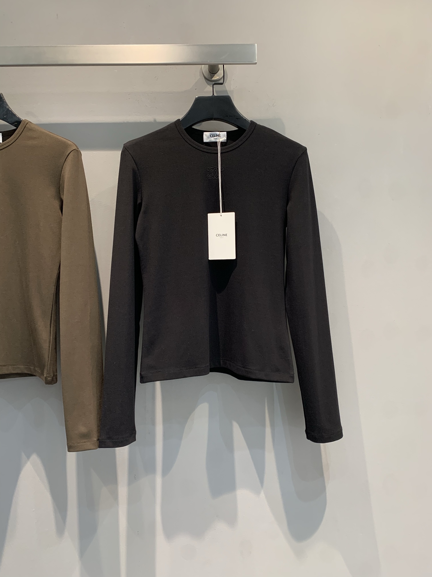 NO:654075,New model shipped MCelin*2026 early spring new Arc de Triomphe embroidered logo long-sleeved bottoming shirt. The embroidered logo on the chest is simple and recognizable. High-quality cotton material, soft and skin-friendly, super comfortable to wear. Slim fit, can be worn alone or layered, and can easily cope with various occasions. Minimalist style, low-key luxury, suitable for sisters who like textured outfits! Size SML,,celine,alexander wang19860909新款出货啦MCelin*2026早春新款凯旋门刺绣logo长袖打底衫.胸前刺绣Logo简约又有辨识度计.高品质棉料,柔软亲肤,穿着超舒适.修身版型,单穿或内搭都很 OK,轻松应对多种场合.极简风格,低调奢华,适合喜欢质感穿搭的姐妹们! 码数SML,,celine,alexander wang,Women's clothing