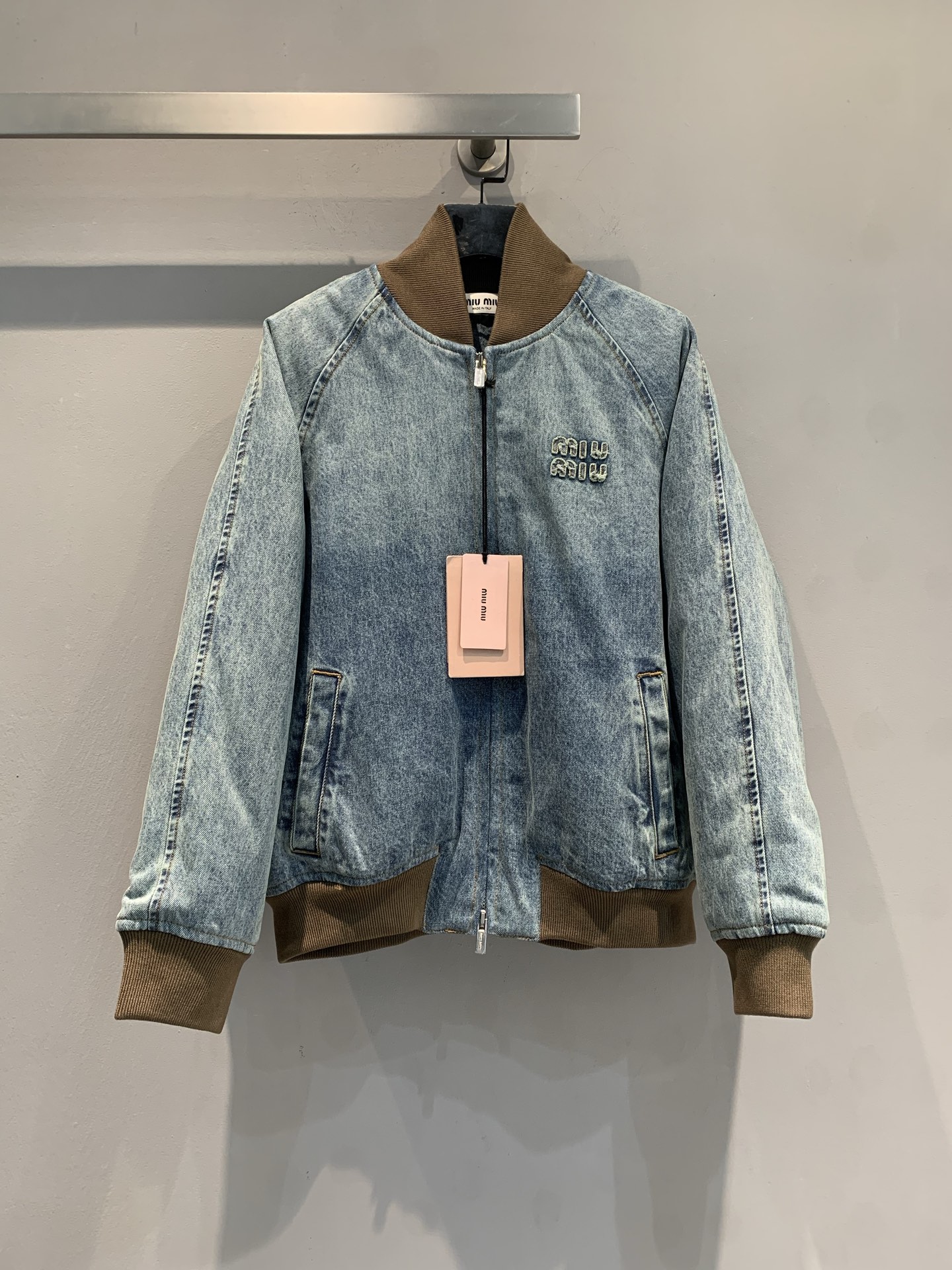 NO:655703,The new model is out. MMiumi*2025 new retro distressed denim bomber cotton jacket for autumn and winter, made of light blue washed denim fabric, with a great retro distressed texture! Stand collar + zipper design, cuffs and hem spliced ​​with brown corduroy, perfect details. Embroidered logo on the chest, highly recognizable, loose fit, comfortable and fashionable to wear, easy to create a casual and high-end feel. Size SML,,miumiu,jackets & coats,alexander wang19860909新款出货啦MMiumi*2025秋冬新款复古做旧牛仔飞行员棉服夹克,采用浅蓝色水洗丹宁面料,复古做旧质感超赞!立领+拉链设计,袖口和下摆拼接棕色灯芯绒,细节满分.胸前刺绣徽标点缀,辨识度超高,宽松版型穿着舒适又时髦,轻松打造随性高级感.码数SML,,miumiu,jackets & coats,alexander wang,Women's clothing