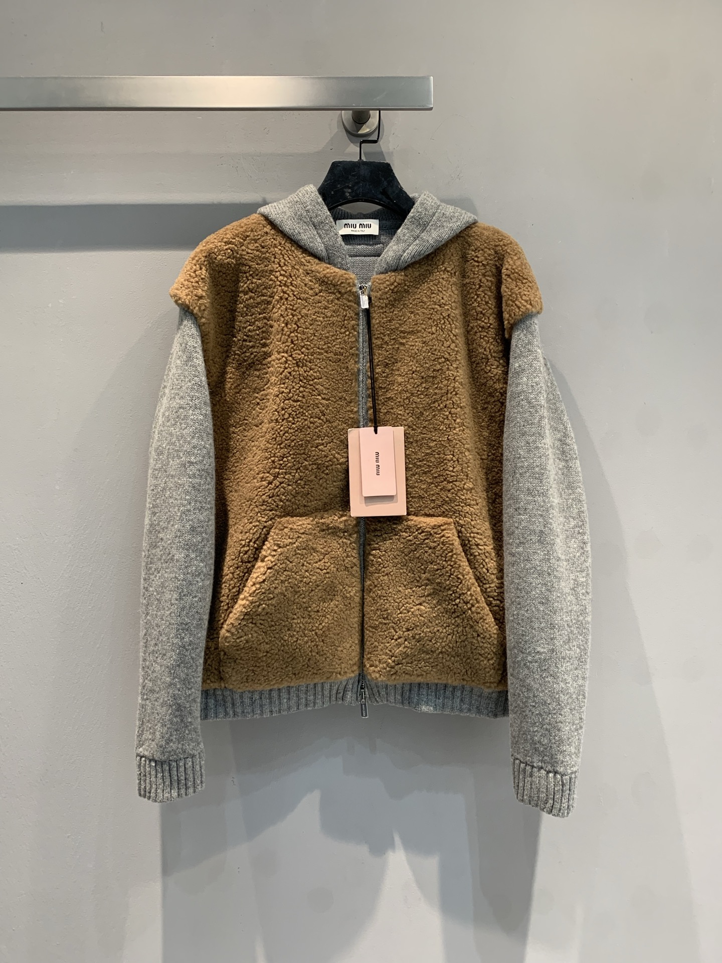 NO:654897,M Miumi* new fashionable retro cashmere spliced lambswool jacket for autumn and winter, caramel brown + taupe contrasting design, fashionable and layered! The main body is soft lambswool, and the sleeves are fine cashmere knitted, warm and comfortable. Hood + zipper + large pocket, practical and playful, can be worn for commuting and leisure. Loose fit, great for layering shirts or dresses, a must-have for autumn and winter! Size SML,, miumiu, skirts, jackets &  coats,shirts,hats,alexander wang19860909新款出货啦M Miumi*秋冬新款时髦复古羊绒拼接羊羔毛外套,焦糖棕+灰褐色撞色设计,时髦又有层次感!主体是柔软羊羔毛,袖子是细腻羊绒针织,保暖又舒适.连帽+拉链+大口袋,实用又俏皮,通勤休闲都能穿.宽松版型,叠穿衬衫或连衣裙都很出彩,秋冬百搭必备! 码数SML,,miumiu,skirts,jackets & coats,shirts,hats,alexander wang,Women's clothing