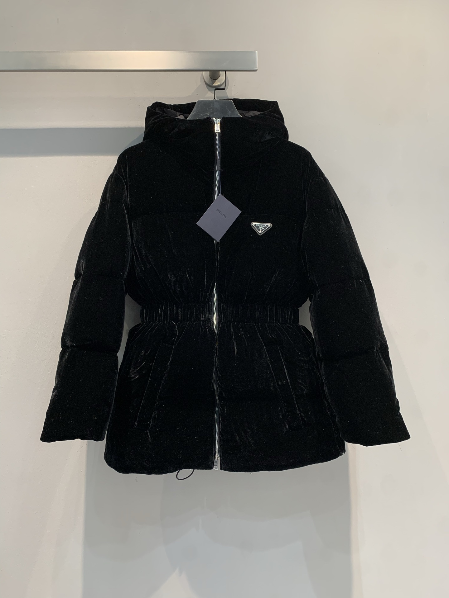 NO:654888,New model with dust bag is now available. Prad* new fashionable retro velvet hooded down jacket for autumn and winter. It is called 'ant waist' down jacket because of its waist design. Soft velvet fabric + high-quality down filling, warm and textured. Drawstring pleated waist, slimming and not bloated, and can be easily styled in winter! The triangle logo on the chest is very recognizable, fashionable and versatile, it is a must-have item for winter wardrobe. Size 36 38  40,,prada,down jacket,hats,alexander wang19860909配防尘袋新款出货啦 Prad*秋冬新款时髦复古丝绒连帽羽绒服,因收腰设计被称为“蚂蚁腰”羽绒服.柔软丝绒面料+高品质羽绒填充,保暖又有质感.抽绳褶皱收腰,显瘦不臃肿,冬天也能轻松凹造型!胸前三角徽标超有辨识度,时髦又百搭,是冬季衣橱必备单品.码数36 38 40,,prada,down jacket,hats,alexander wang,Women's clothing